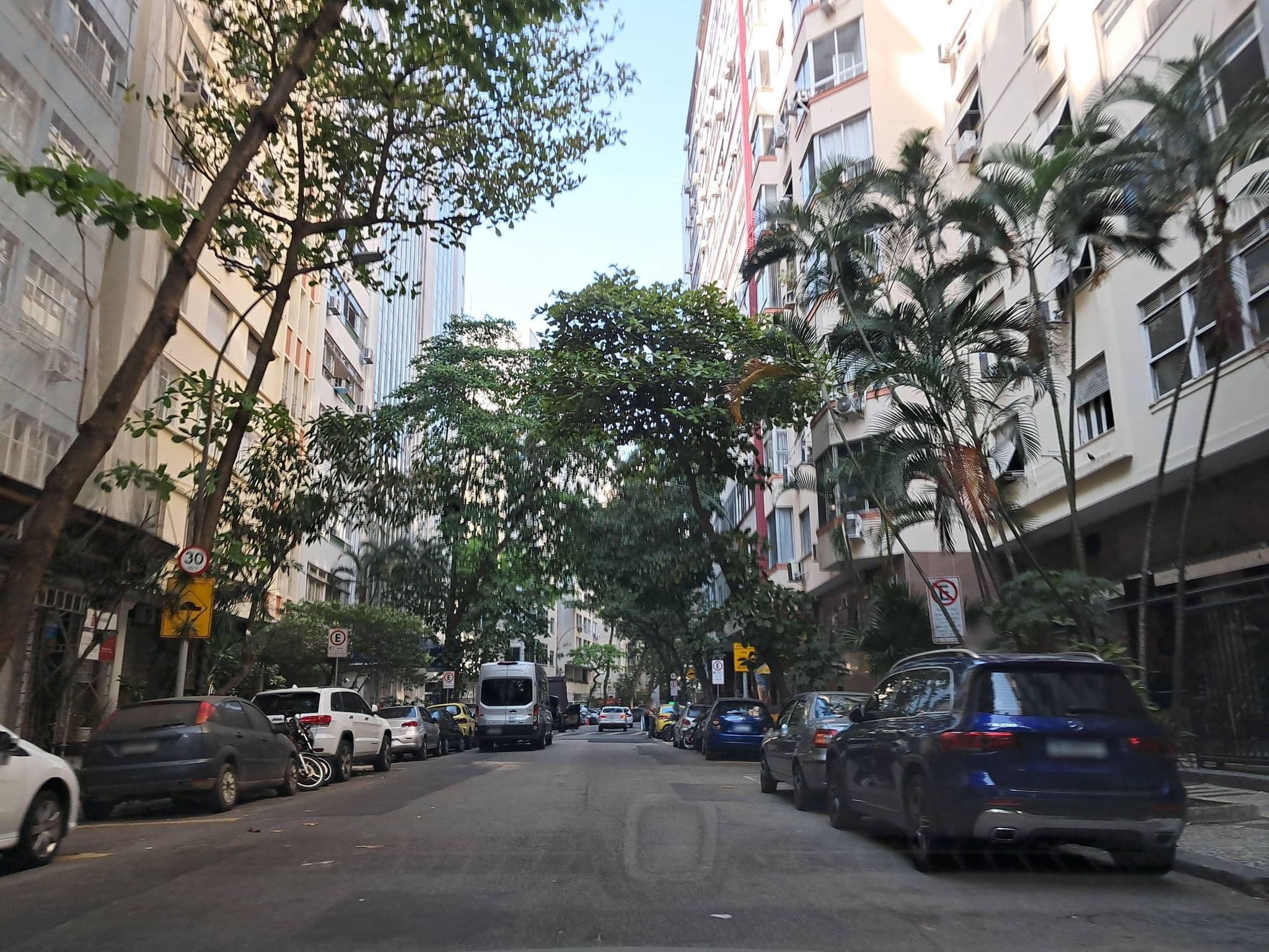 Street view near Ed. Luar - Apart. 1001, Copacabana — © Malu25 (CC BY-SA · Mapillary)