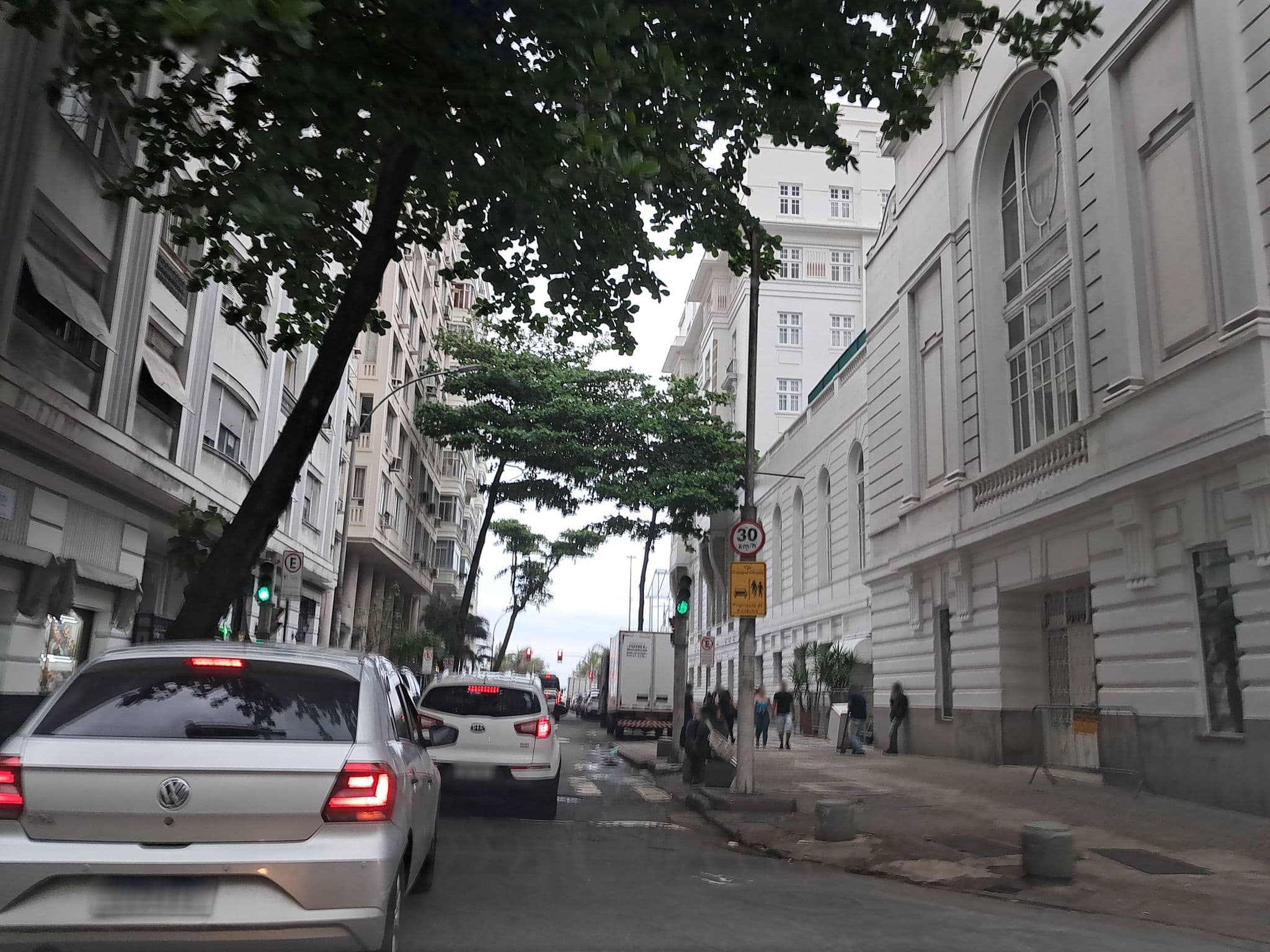 Street view near Rio, Copacabana — © enzostana (CC BY-SA · Mapillary)
