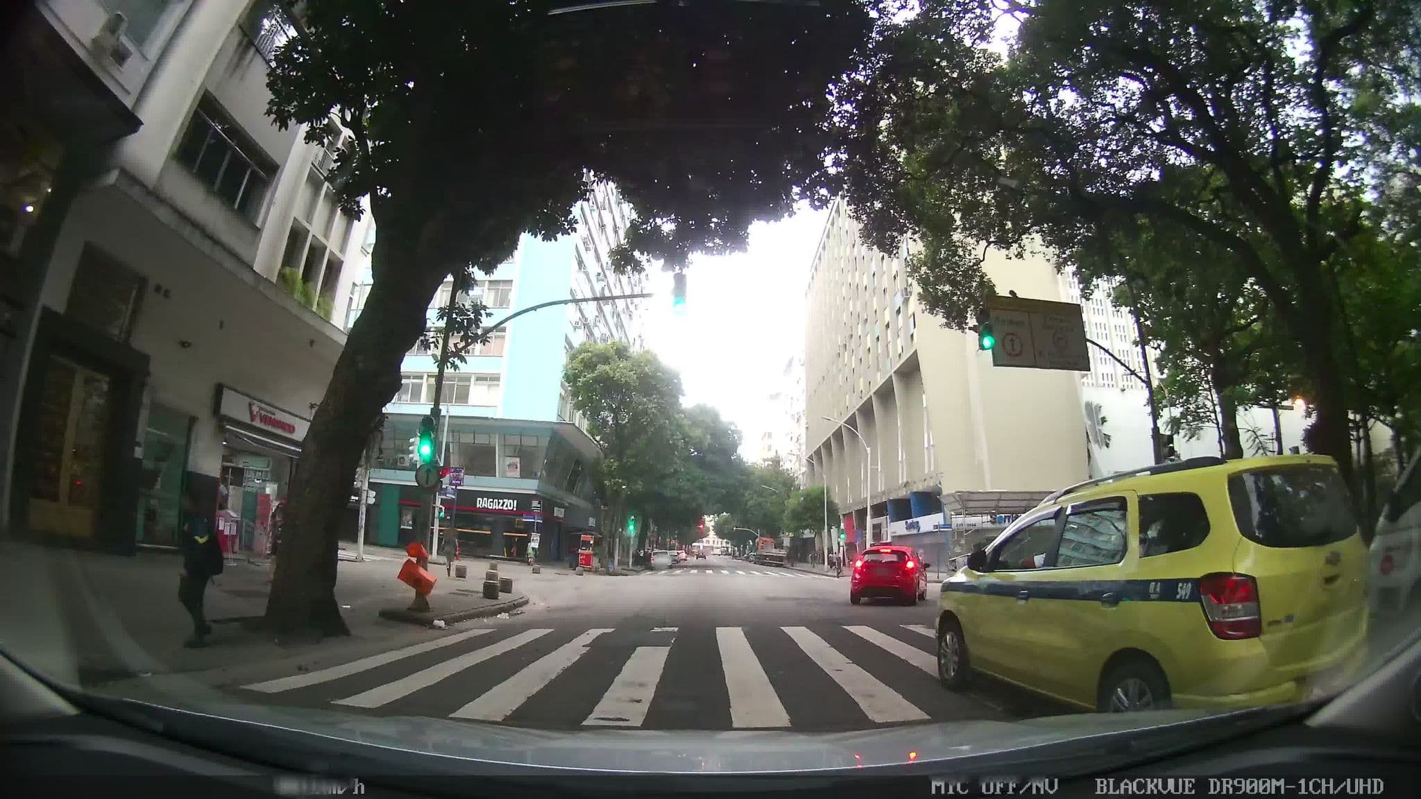 Street view near Broadway Rio Hotel, Copacabana — © kaart_1 (CC BY-SA · Mapillary)