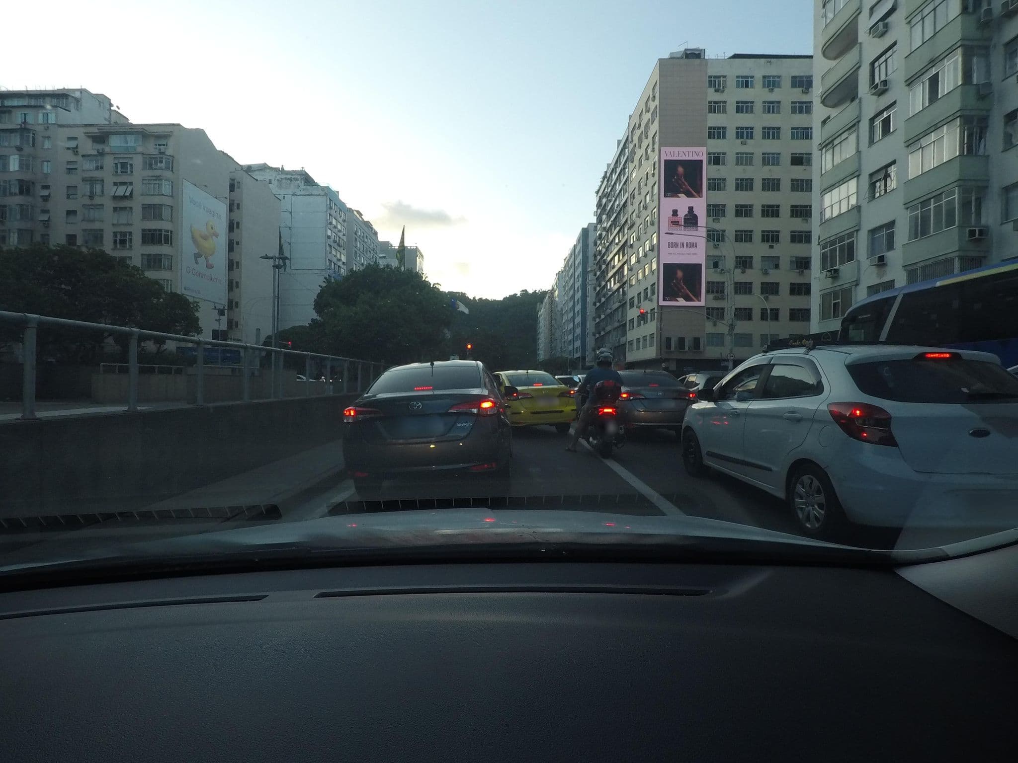 Street view near Windsor Atlântica Hotel, Copacabana — © jaderbavaresco (CC BY-SA · Mapillary)