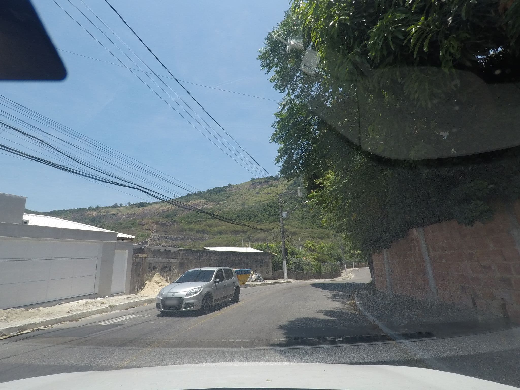 Street view near Porto Charitas, Niterói — © marciosampaio (CC BY-SA · Mapillary)