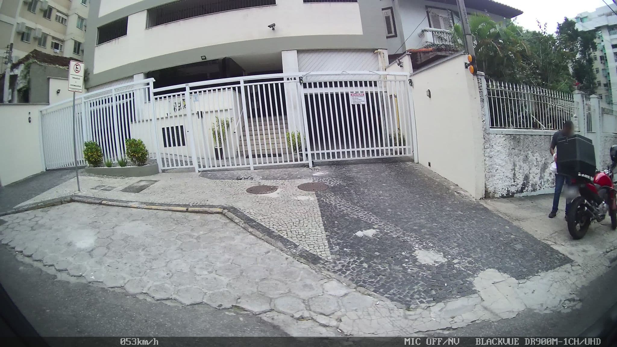 Street view near Arrivée Icaraí Hotel, Niterói — © kaart_2 (CC BY-SA · Mapillary)