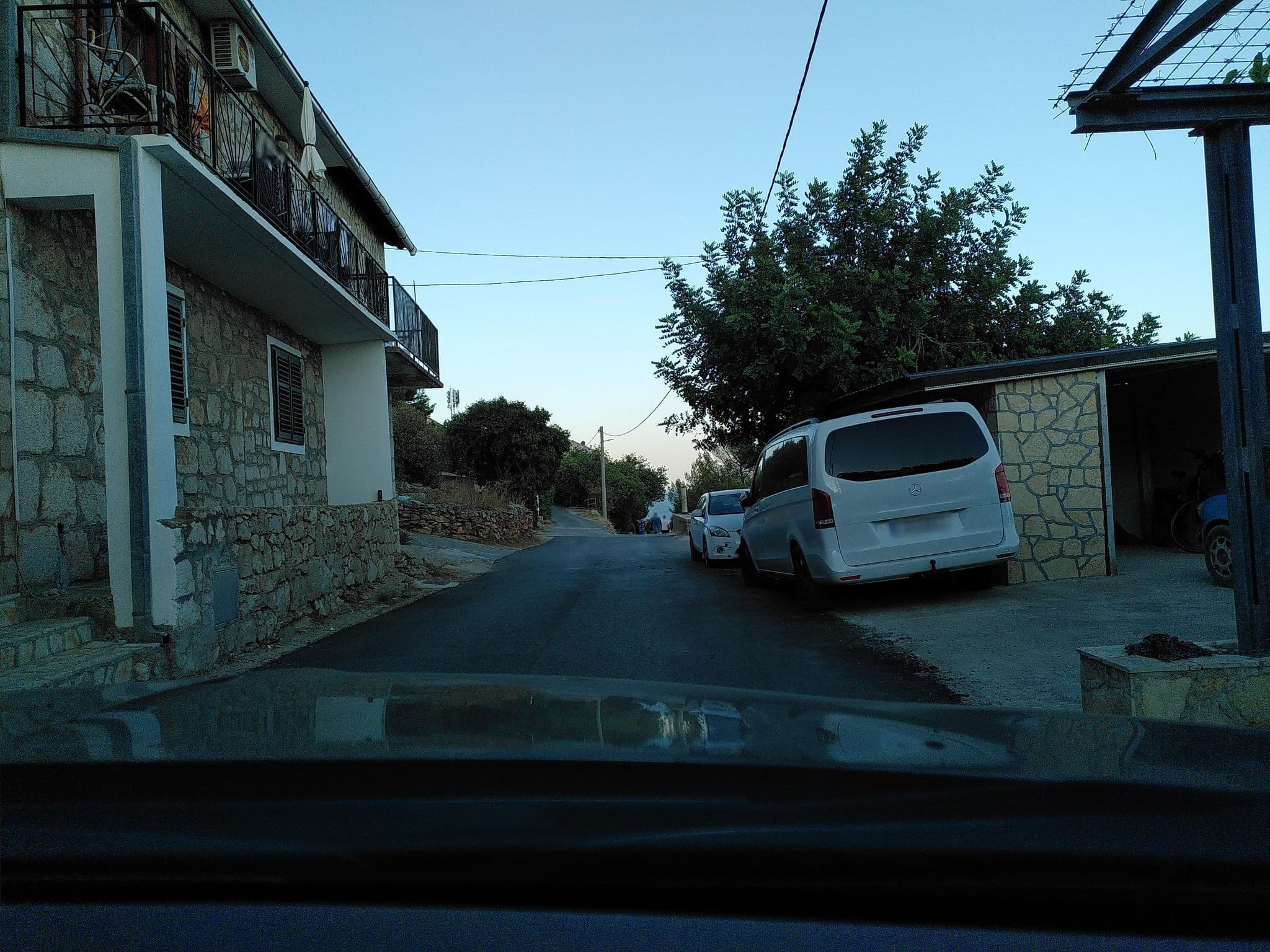 Street view near Old Tree Villa, Jelsa — © kravietz (CC BY-SA · Mapillary)
