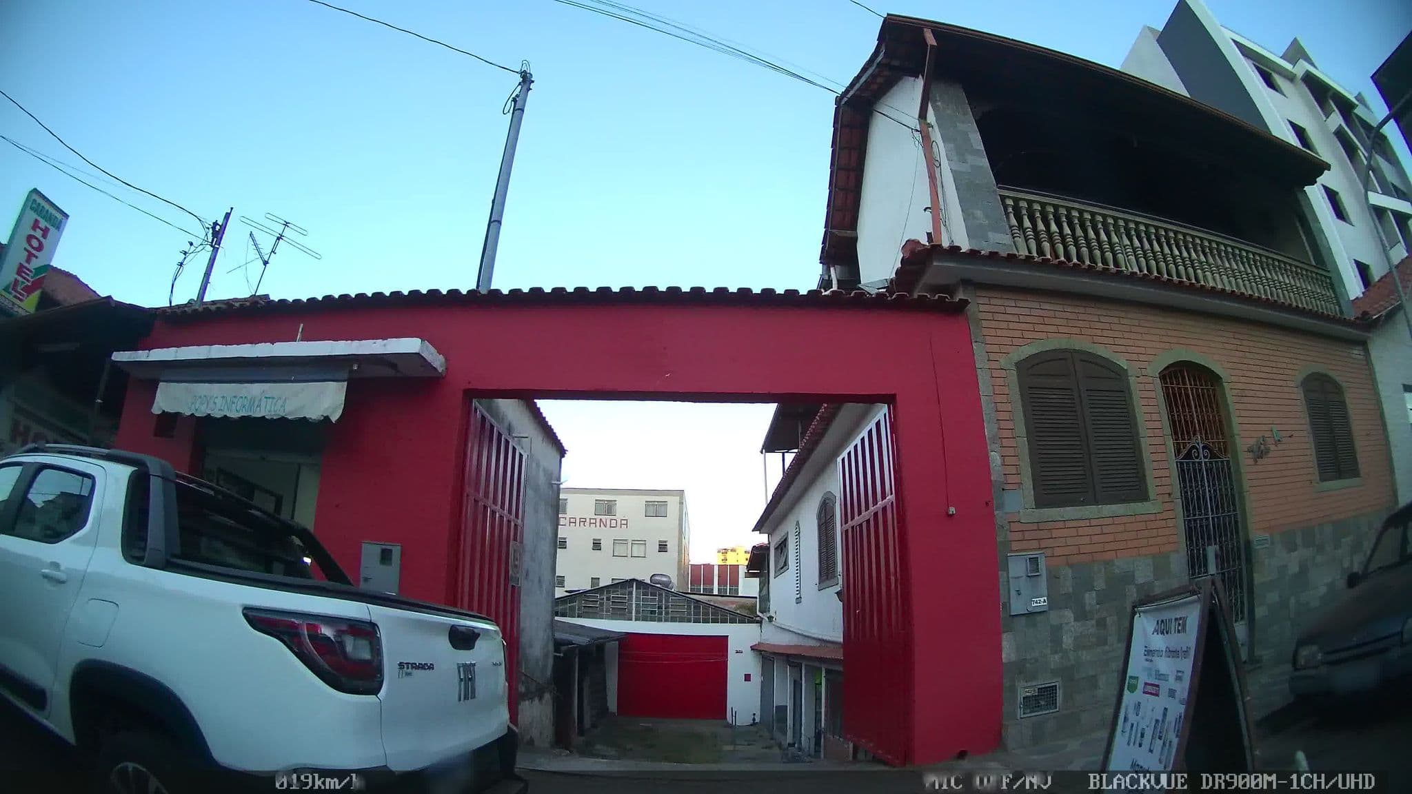 Street view near Plaza Hotel Carandá, Barbacena — © kaart_1 (CC BY-SA · Mapillary)