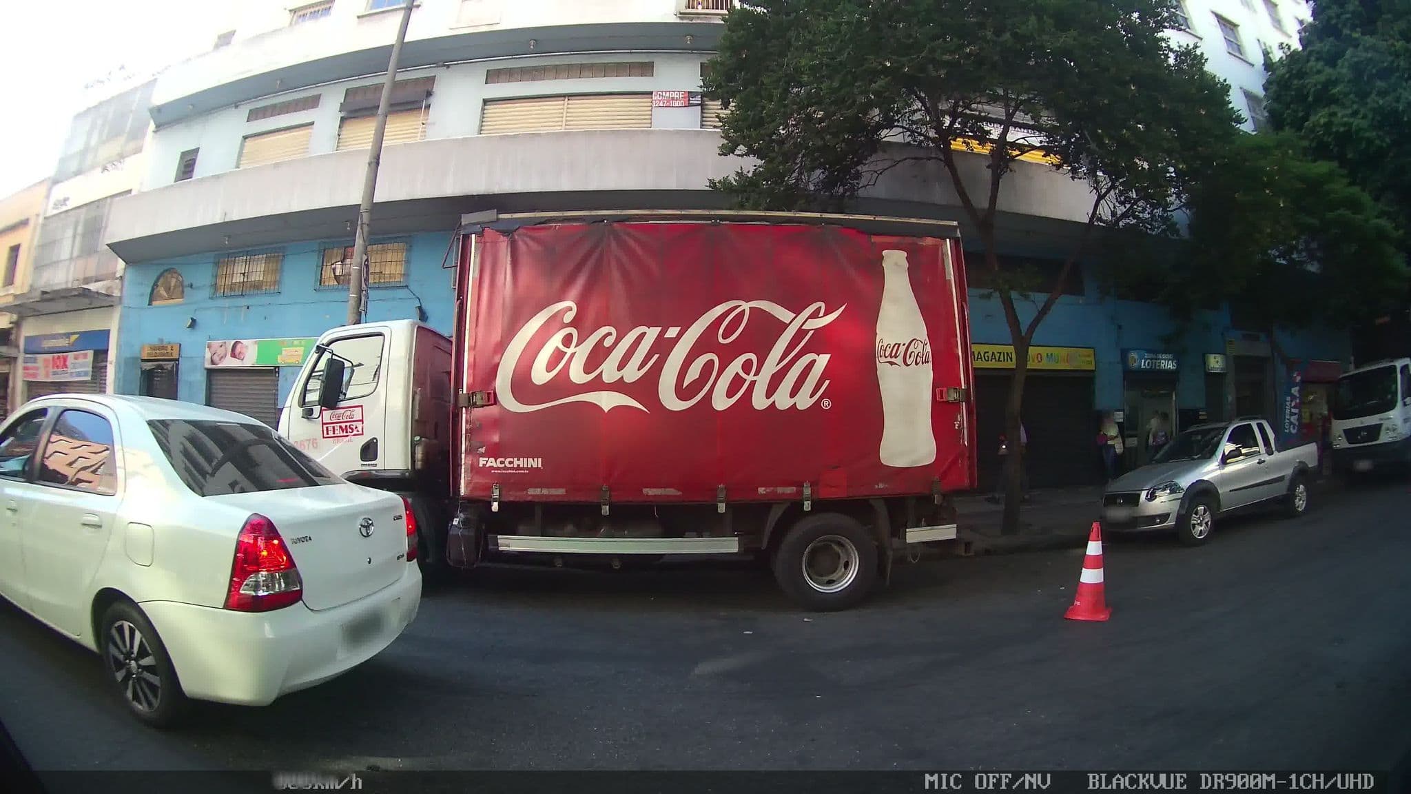 Street view near Hotel Amazonas Palace, Belo Horizonte — © kaart_2 (CC BY-SA · Mapillary)