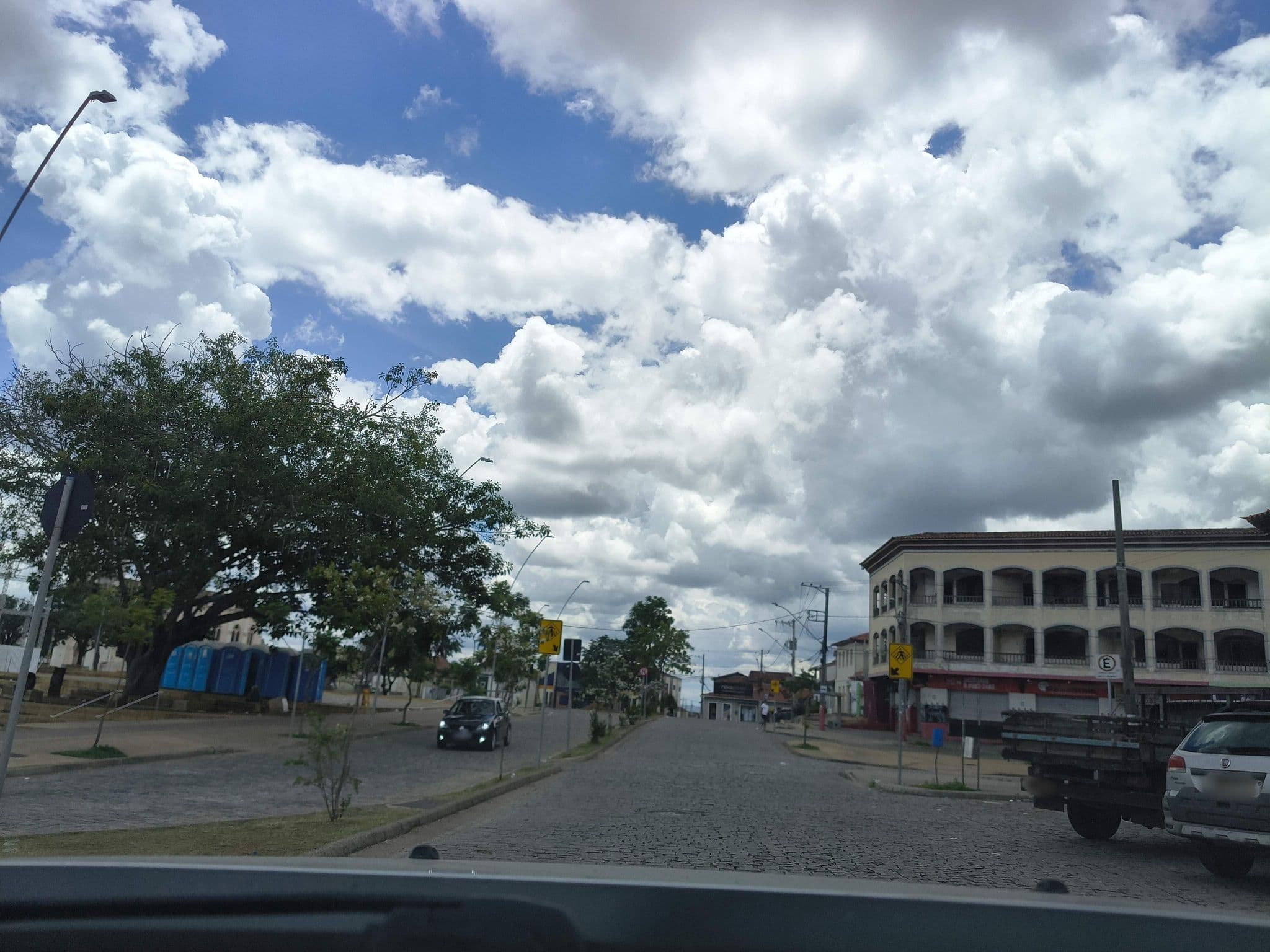 Street view near Hotel Esplanada - Quarto 36, O Quarto Mais Legal, Diamantina — © nomondo (CC BY-SA · Mapillary)