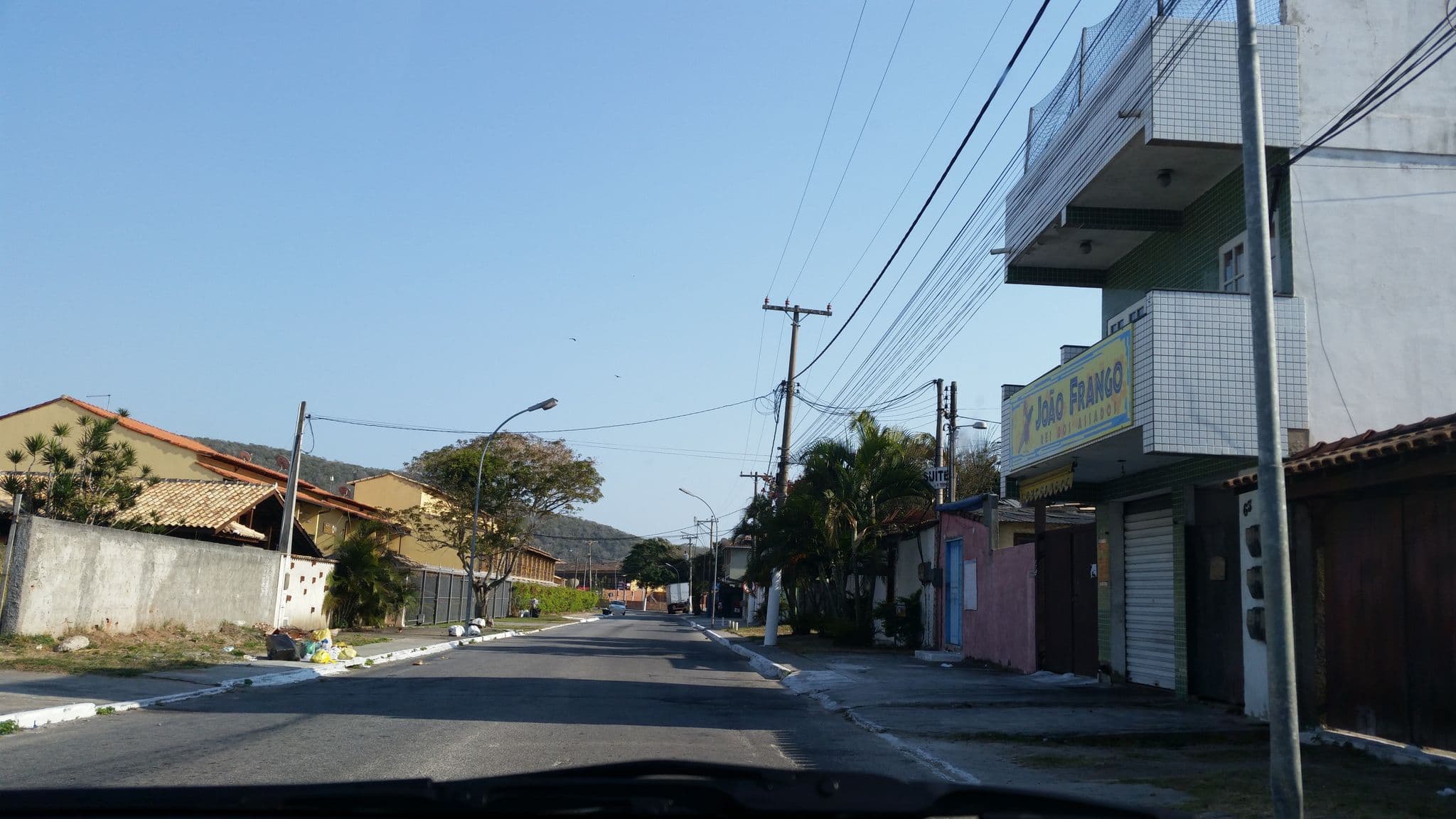 Street view near Ayrumã Guest House - suítes Marinho, Cabo Frio — © pablo (CC BY-SA · Mapillary)