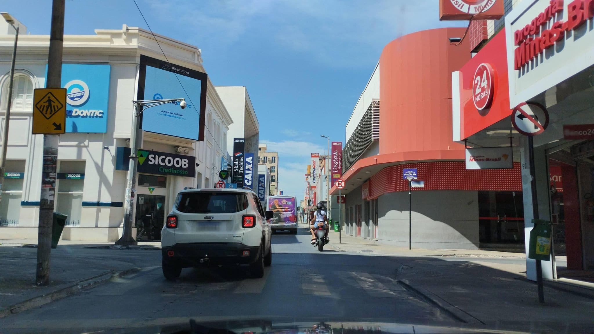 Street view near Hotel Minas Brasil, Montes Claros — © Kaart_Local (CC BY-SA · Mapillary)
