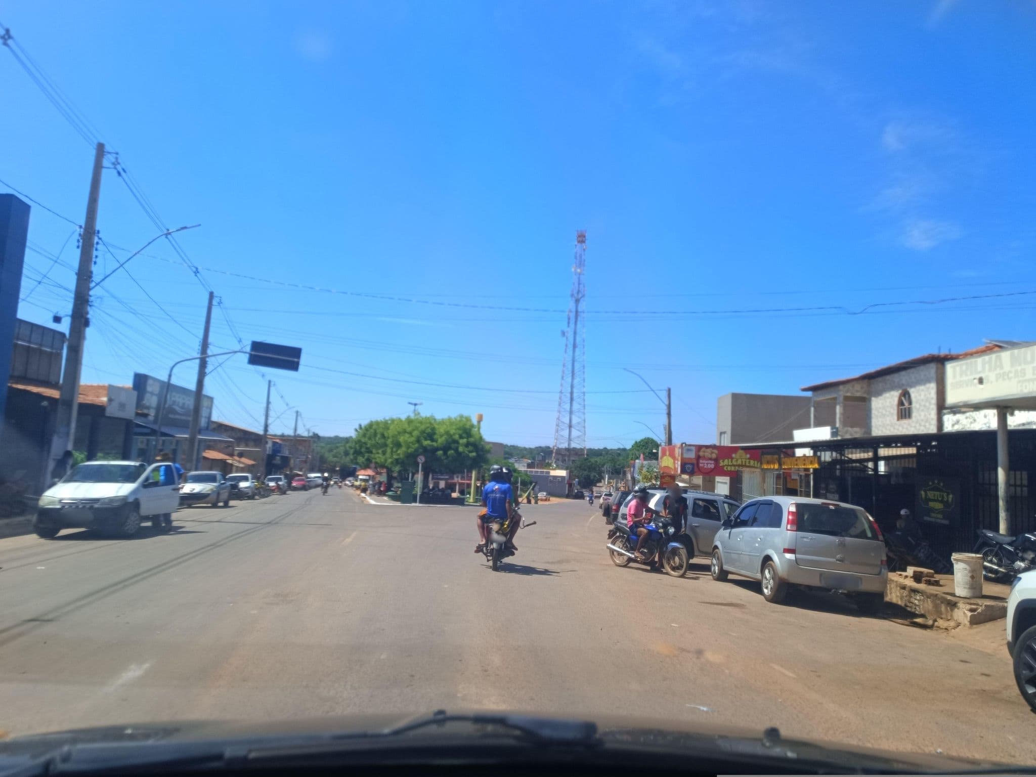 Street view near Hotel Boa Esperanca, Corrente — © felipedantas (CC BY-SA · Mapillary)