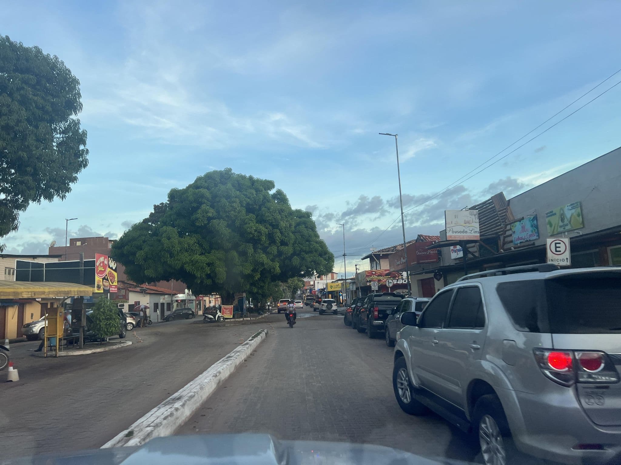 Street view near L'Or Blanc Prive, Barreirinhas — © jaderbavaresco (CC BY-SA · Mapillary)