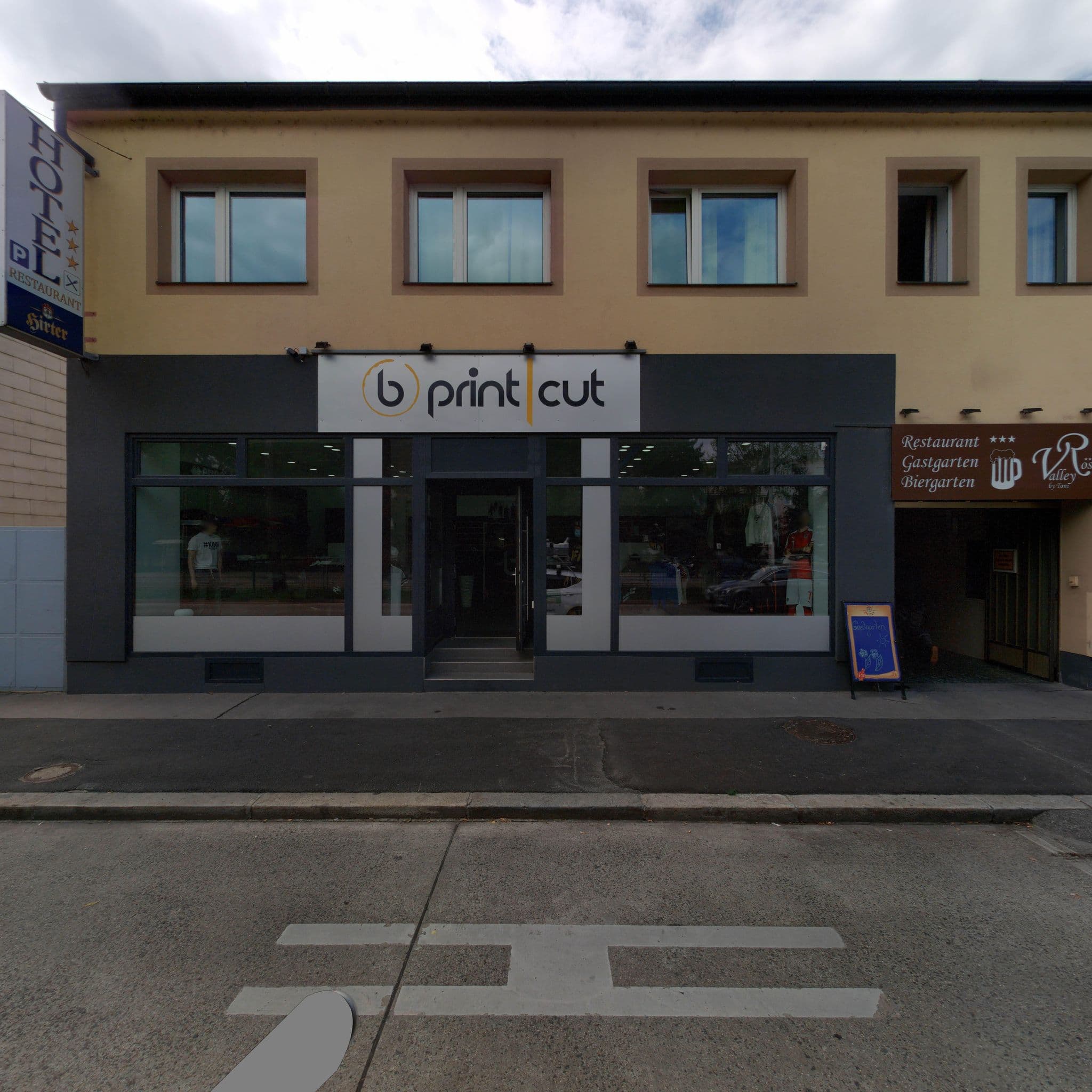 Street view near Valley Rose, Donaustadt — © eliasgander (CC BY-SA · Mapillary)