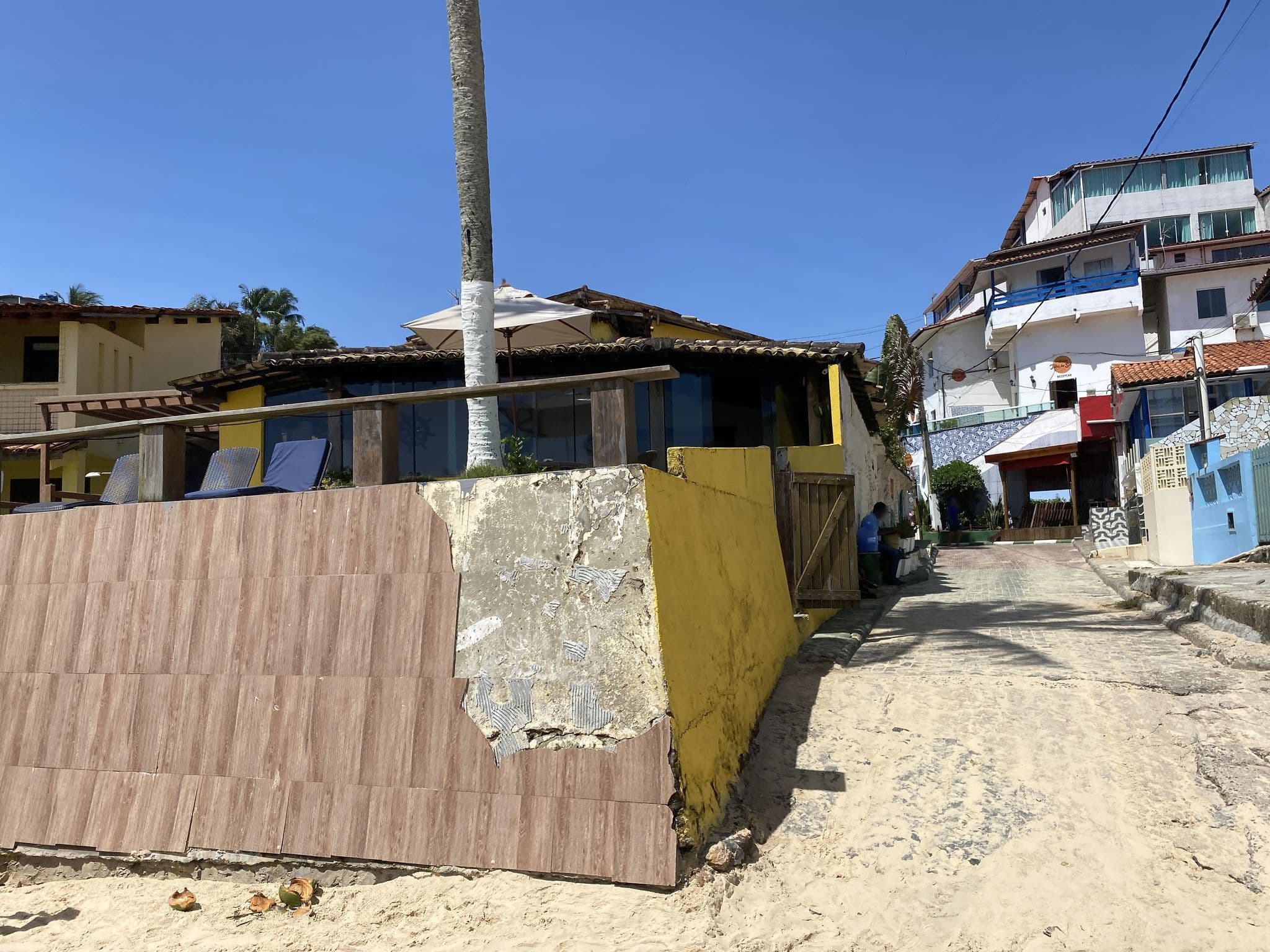 Street view near One Beach Boutique Hotel, Valença — © qualhano (CC BY-SA · Mapillary)