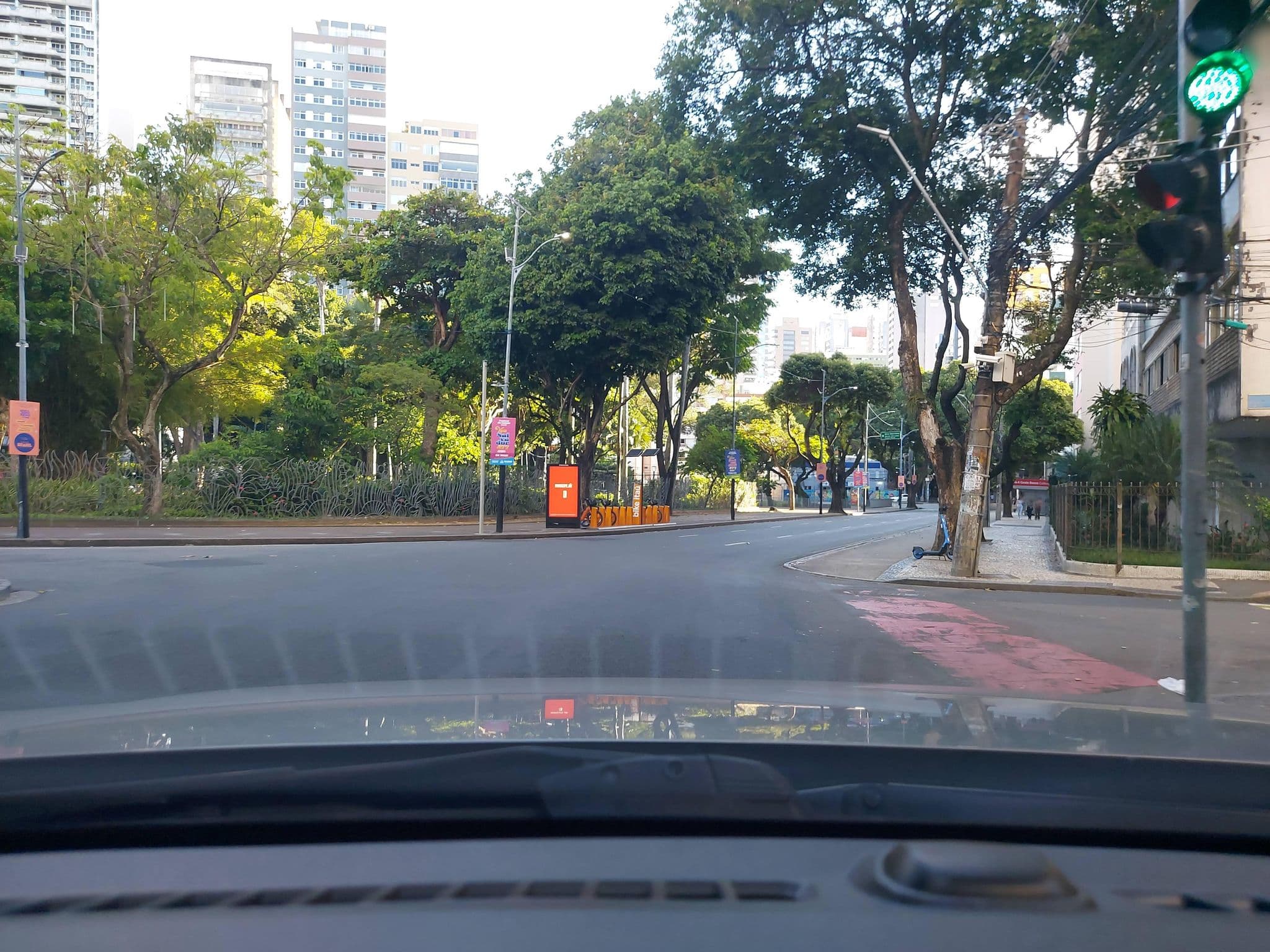 Street view near Wish Hotel, Salvador — © georgenqueiroz (CC BY-SA · Mapillary)
