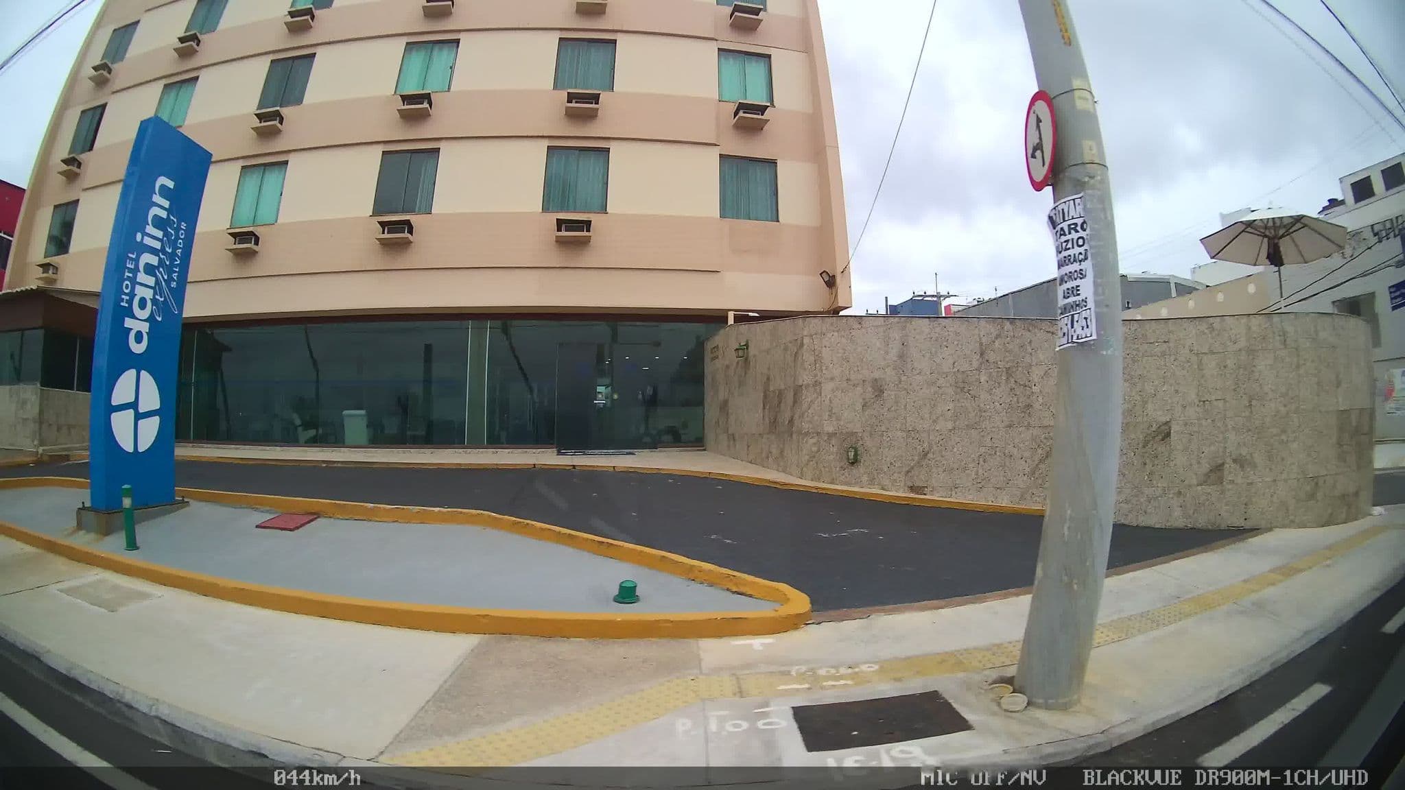 Street view near Amaralina Praia Hotel, Salvador — © kaart_2 (CC BY-SA · Mapillary)