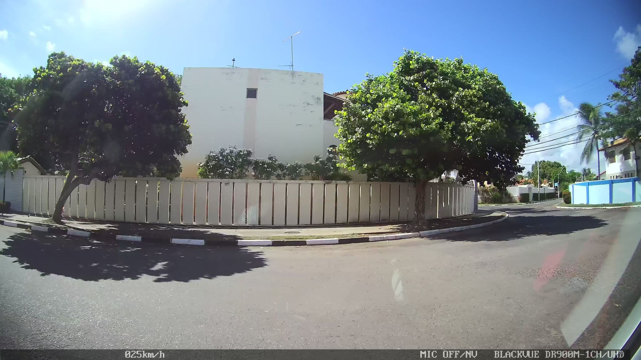 Street view near Quartos Completos, Lauro de Freitas — © kaart_2 (CC BY-SA · Mapillary)