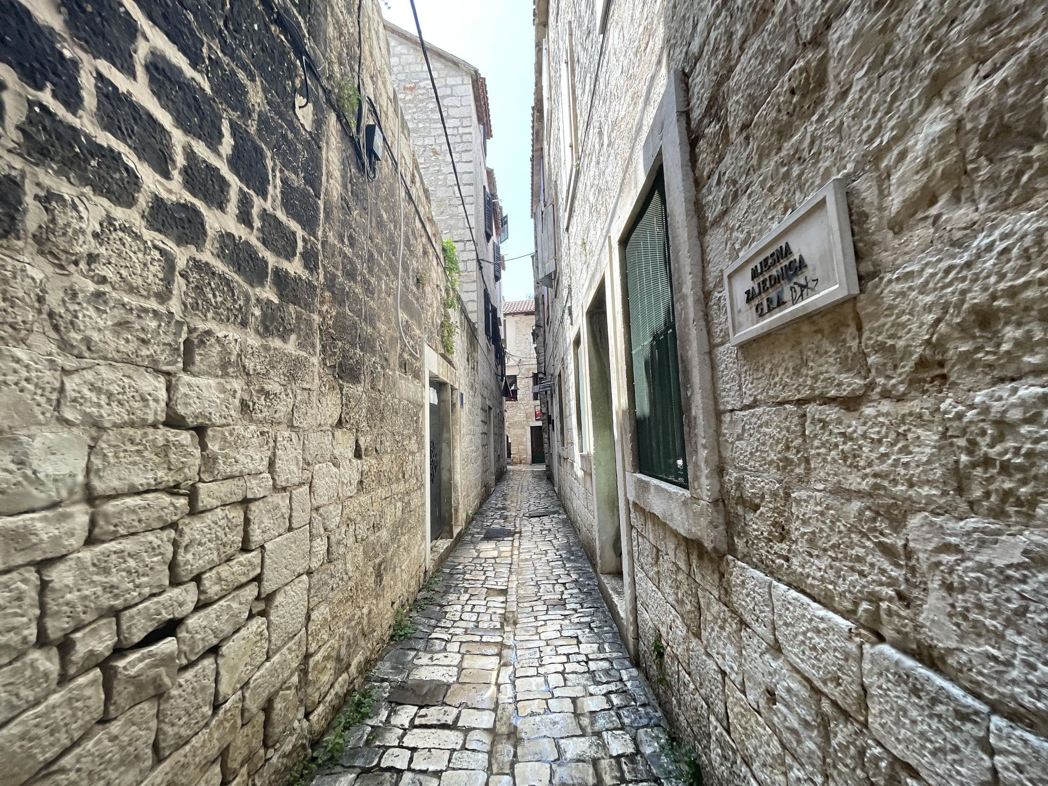 Street view near Rooms Roso, Trogir — © filipb (CC BY-SA · Mapillary)