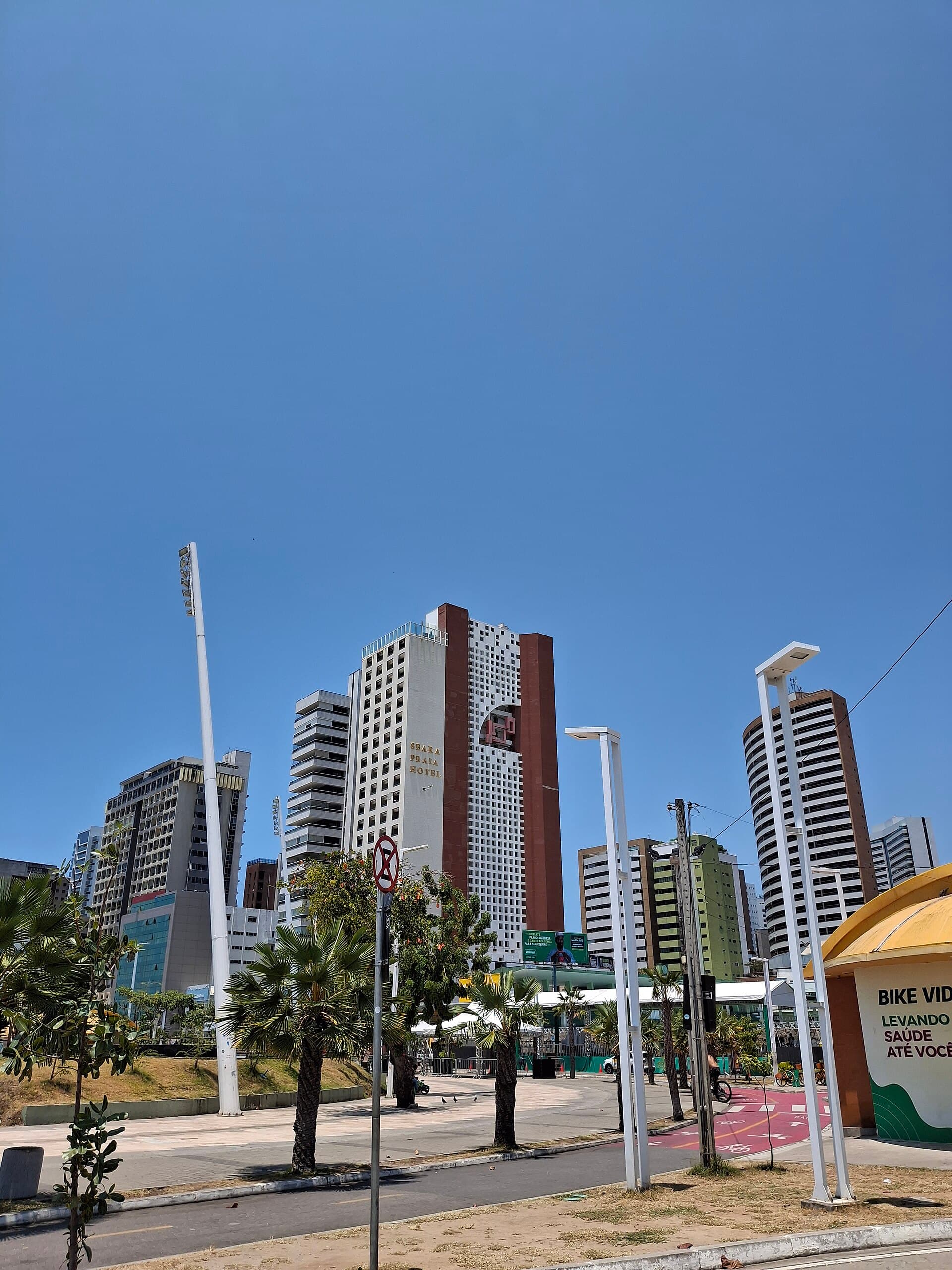 Terraço Seara Praia Hotel (via Wikimedia Commons, CC BY-SA 4.0)