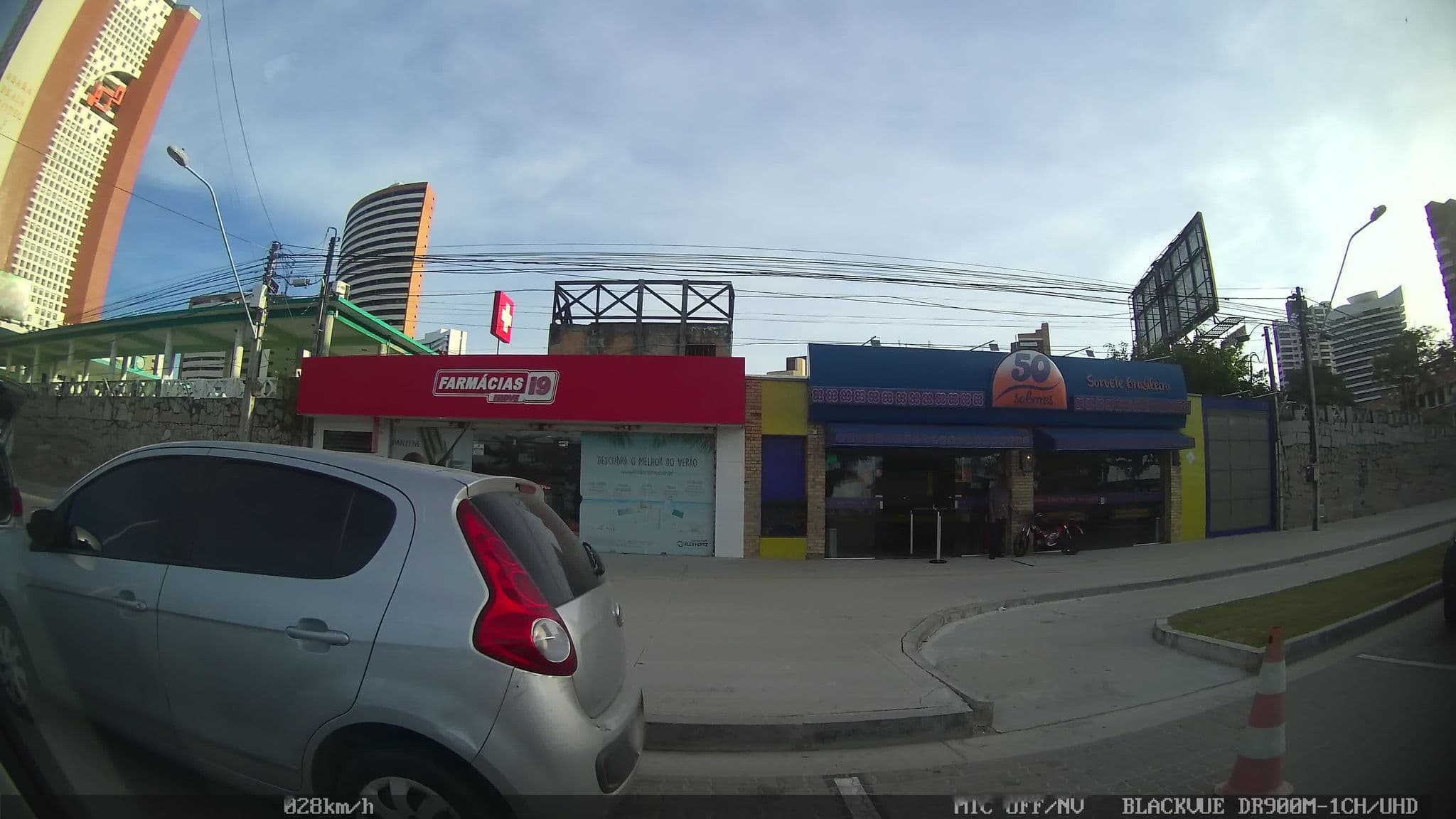 Street view near Golden Beach Hotel, Fortaleza — © kaart_1 (CC BY-SA · Mapillary)