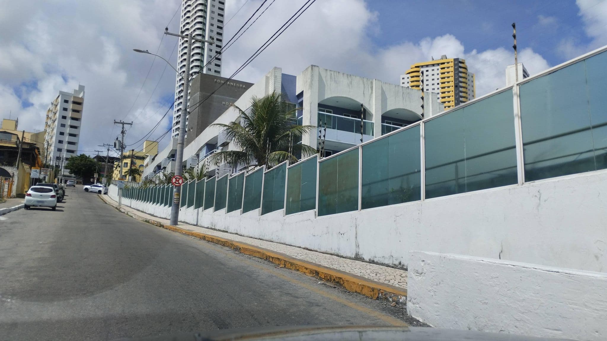 Street view near Piscina Ponta Negra Beach Hotel, Natal — © Kaart_Local (CC BY-SA · Mapillary)