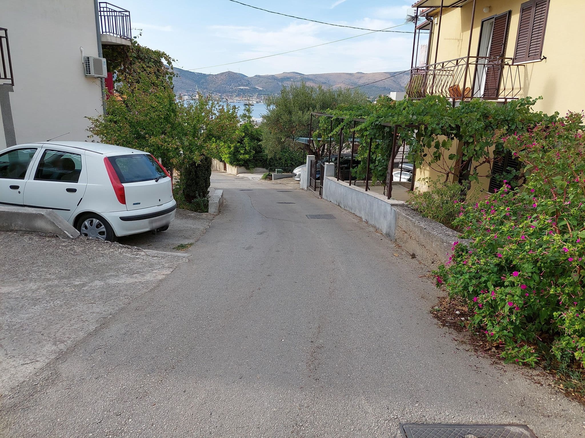 Street view near Villa Biserka, Okrug Gornji — © polar7 (CC BY-SA · Mapillary)
