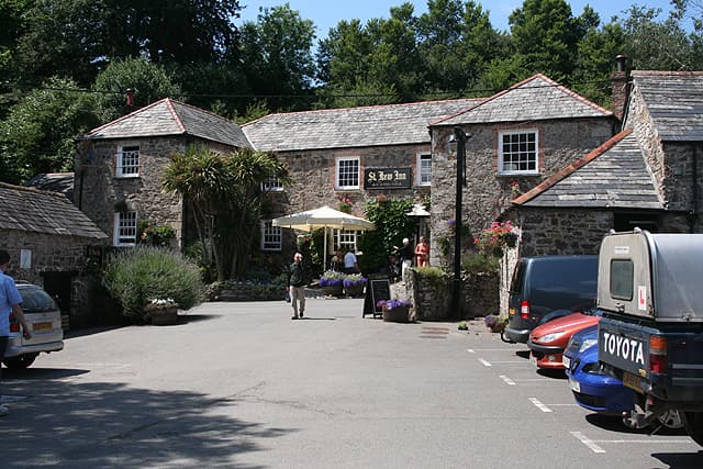 St. Kew Inn (via Wikimedia Commons, CC BY-SA 2.0)