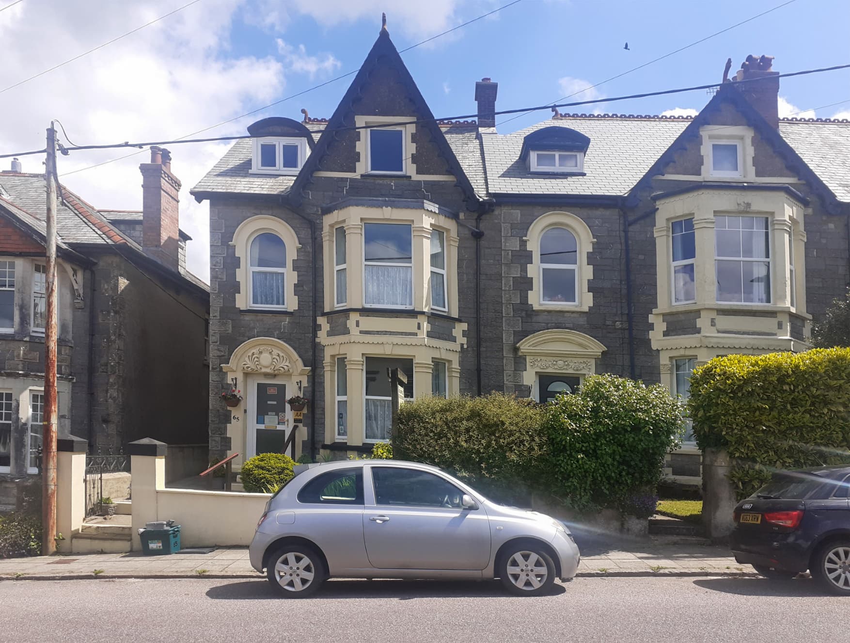 Meadowlea Guest House (via Wikimedia Commons, CC0)
