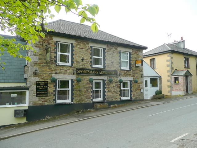 Sportsmans Arms (via Wikimedia Commons, CC BY-SA 2.0)