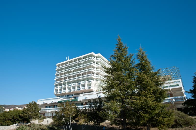 Hotel Omorika (via Wikimedia Commons, CC BY-SA 3.0)