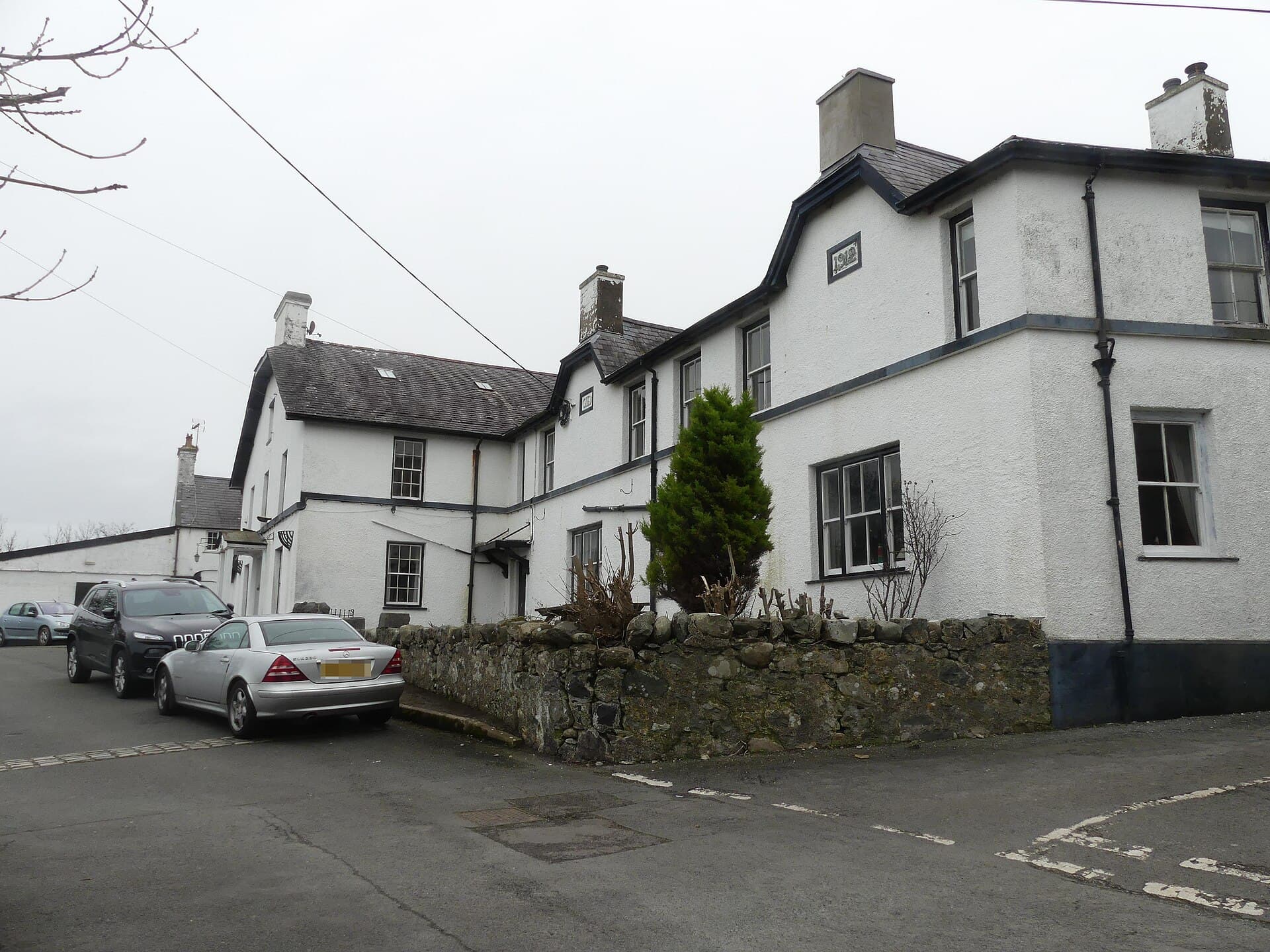 The Coach Inn (via Wikimedia Commons, CC BY-SA 4.0)