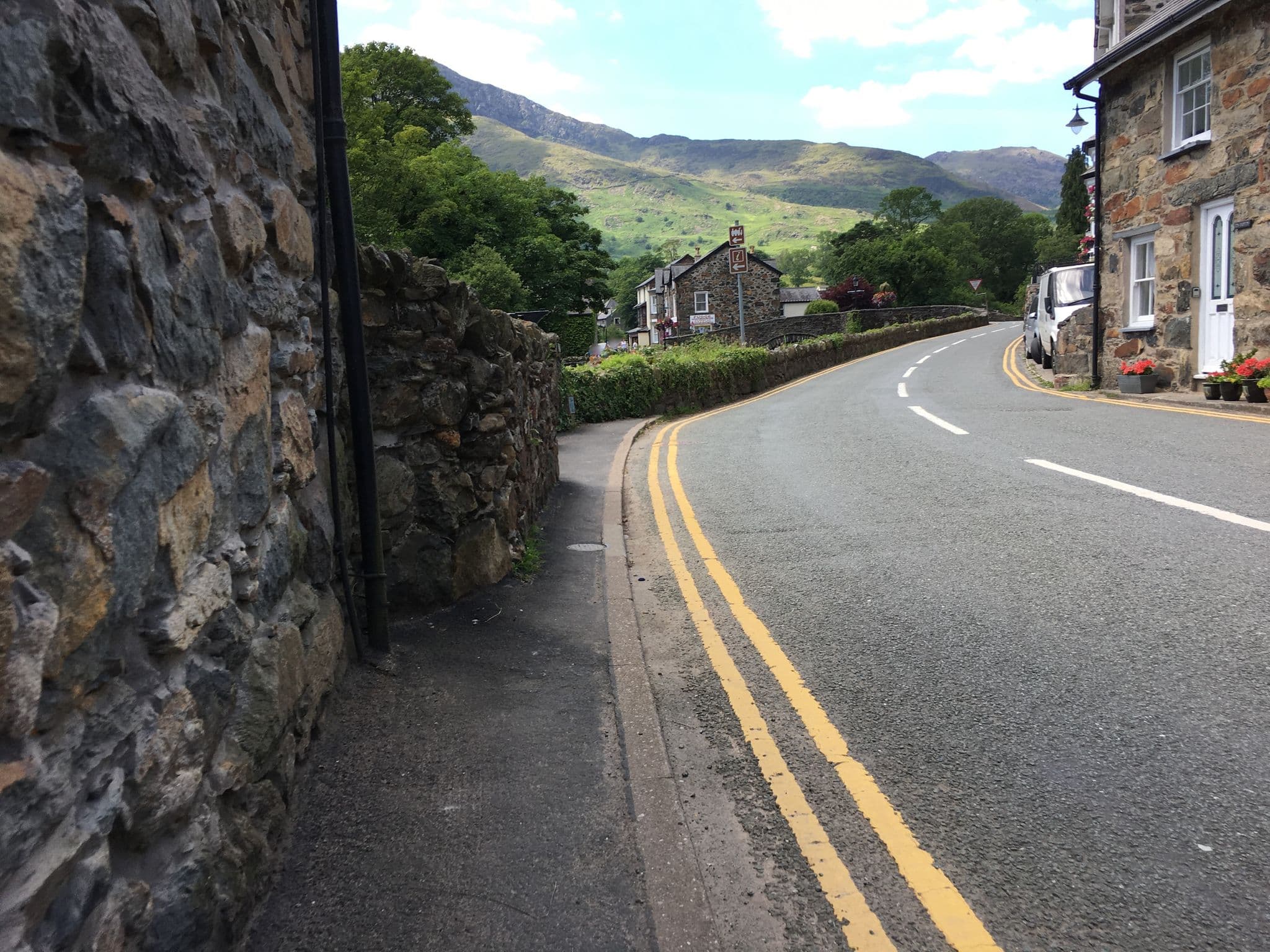 Street view near Clydfan Cottage, Penrhyndeudraeth — © gness (CC BY-SA · Mapillary)
