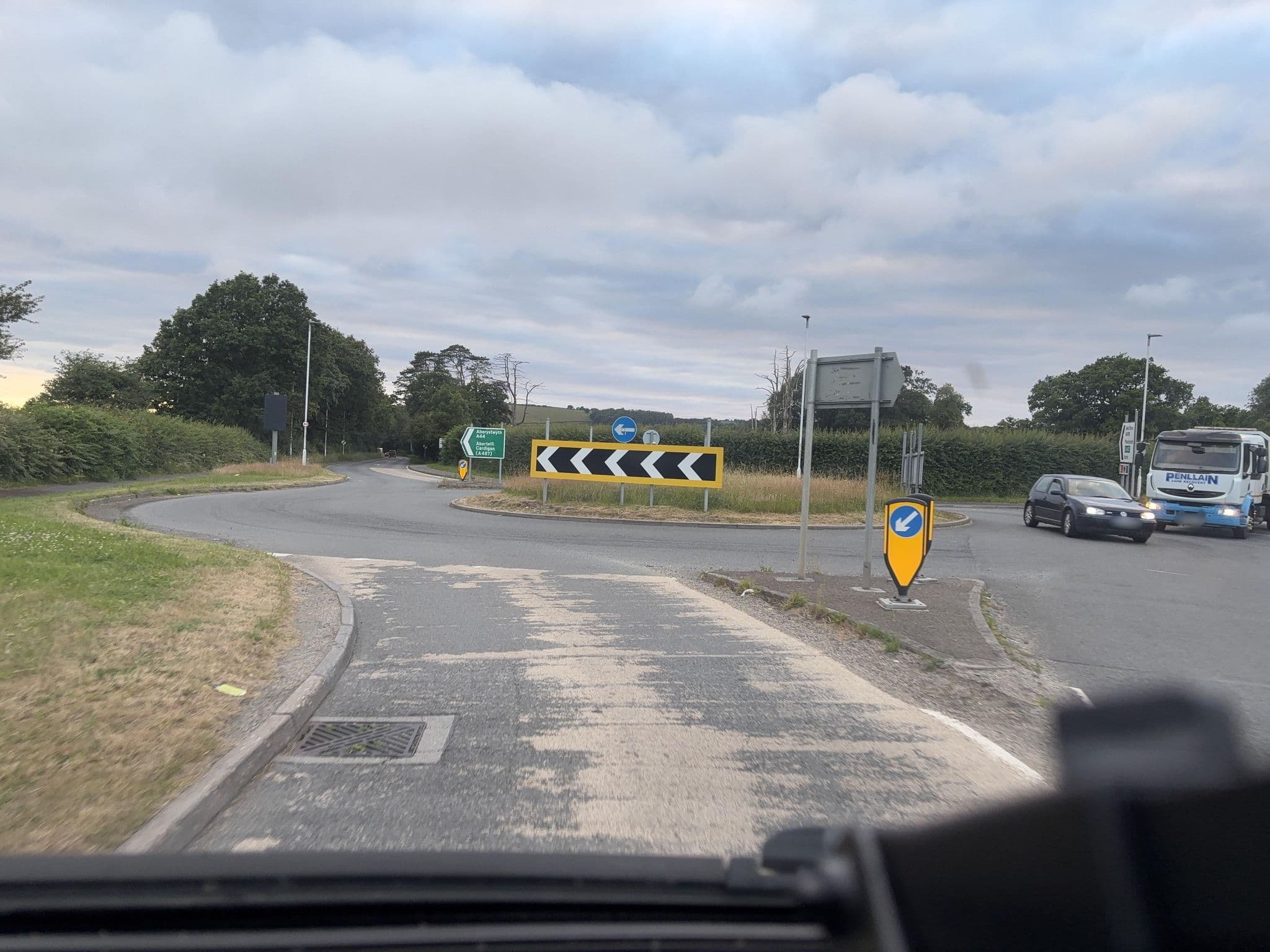 Street view near Plas Y Dderwen Apartments, Bow Street — © swinetown (CC BY-SA · Mapillary)