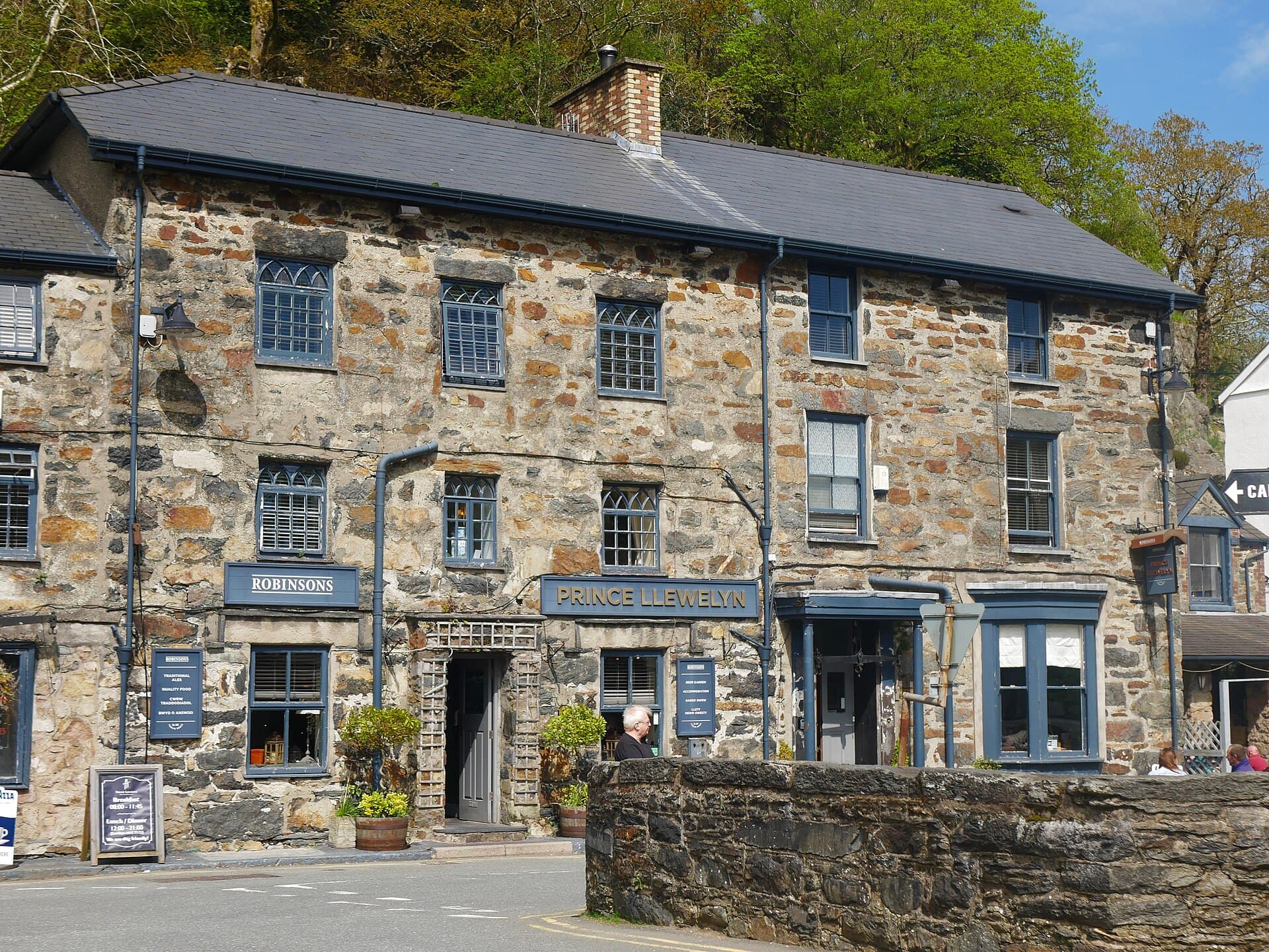 Prince Llewelyn Hotel (via Wikimedia Commons, CC BY-SA 3.0)