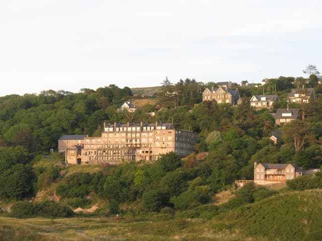 St David's Hotel (via Wikimedia Commons, CC BY-SA 2.0)