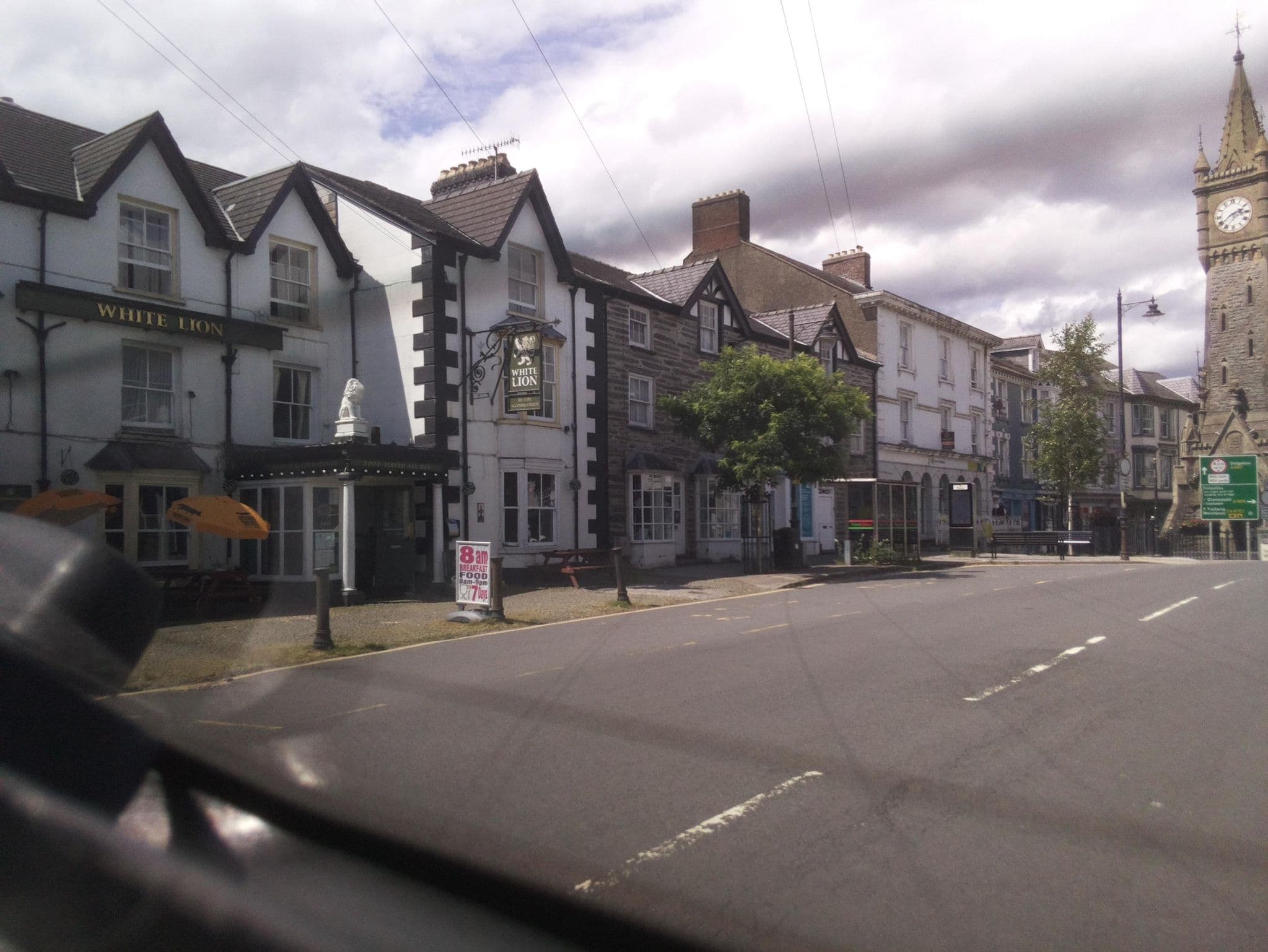 Street view near The White Lion Hotel, Machynlleth — © southglos (CC BY-SA · Mapillary)