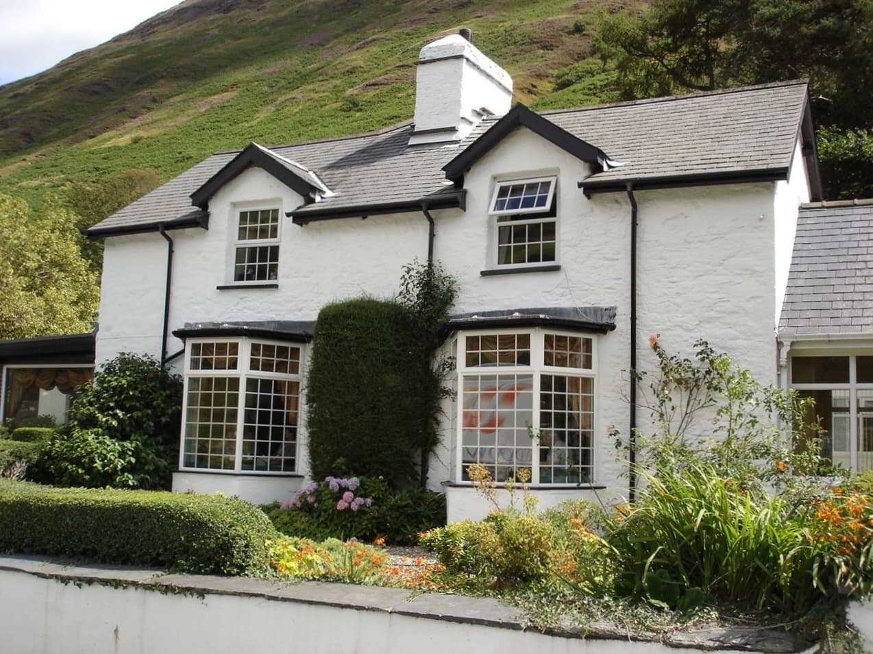 Gwesty Tŷ'n y Cornel Hotel (via Wikimedia Commons, CC BY 2.0)