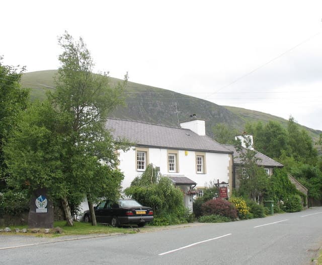 Betws Inn (via Wikimedia Commons, CC BY-SA 2.0)