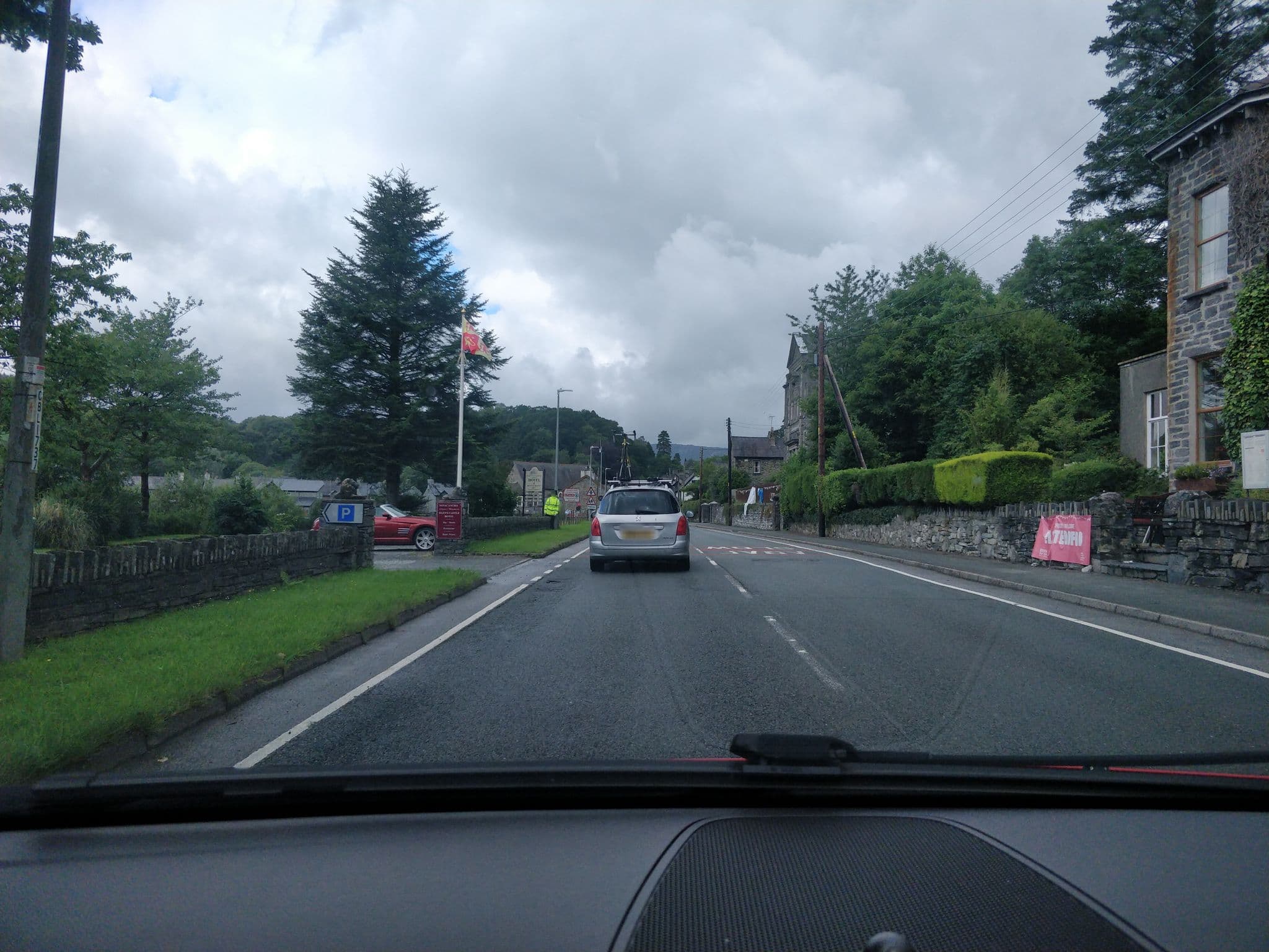 Street view near Elens Castle Hotel Dolwyddelan, Betws-y-Coed — © davidsong (CC BY-SA · Mapillary)