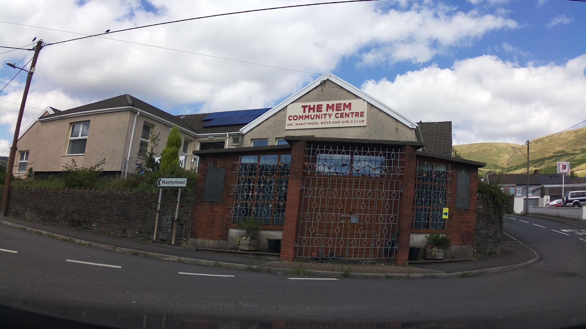Street view near Coed-Y-Mwstwr Hotel Bridgend, Price Town — © southglos (CC BY-SA · Mapillary)