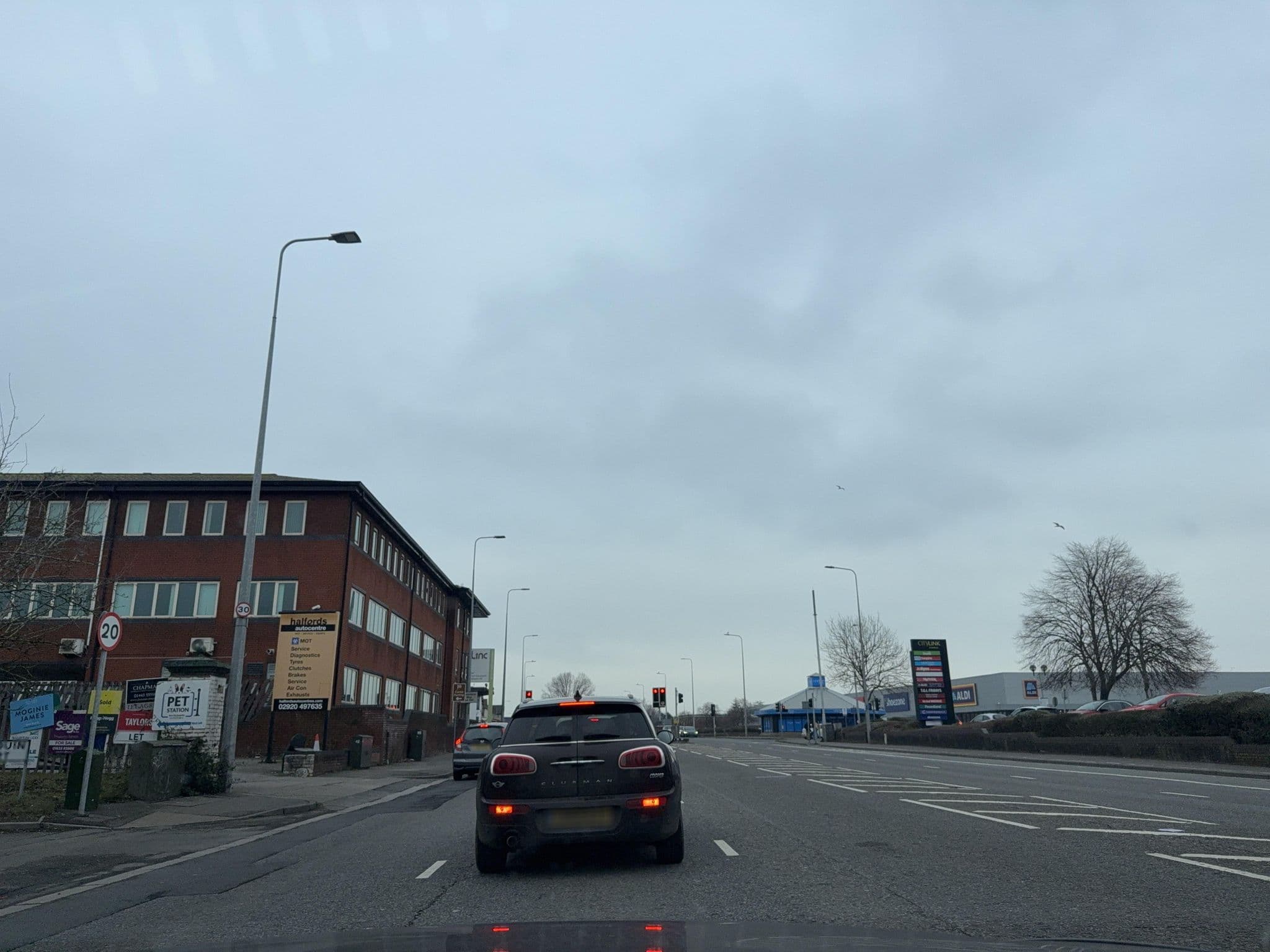 Street view near Lynx Hotel, Cardiff — © editid (CC BY-SA · Mapillary)