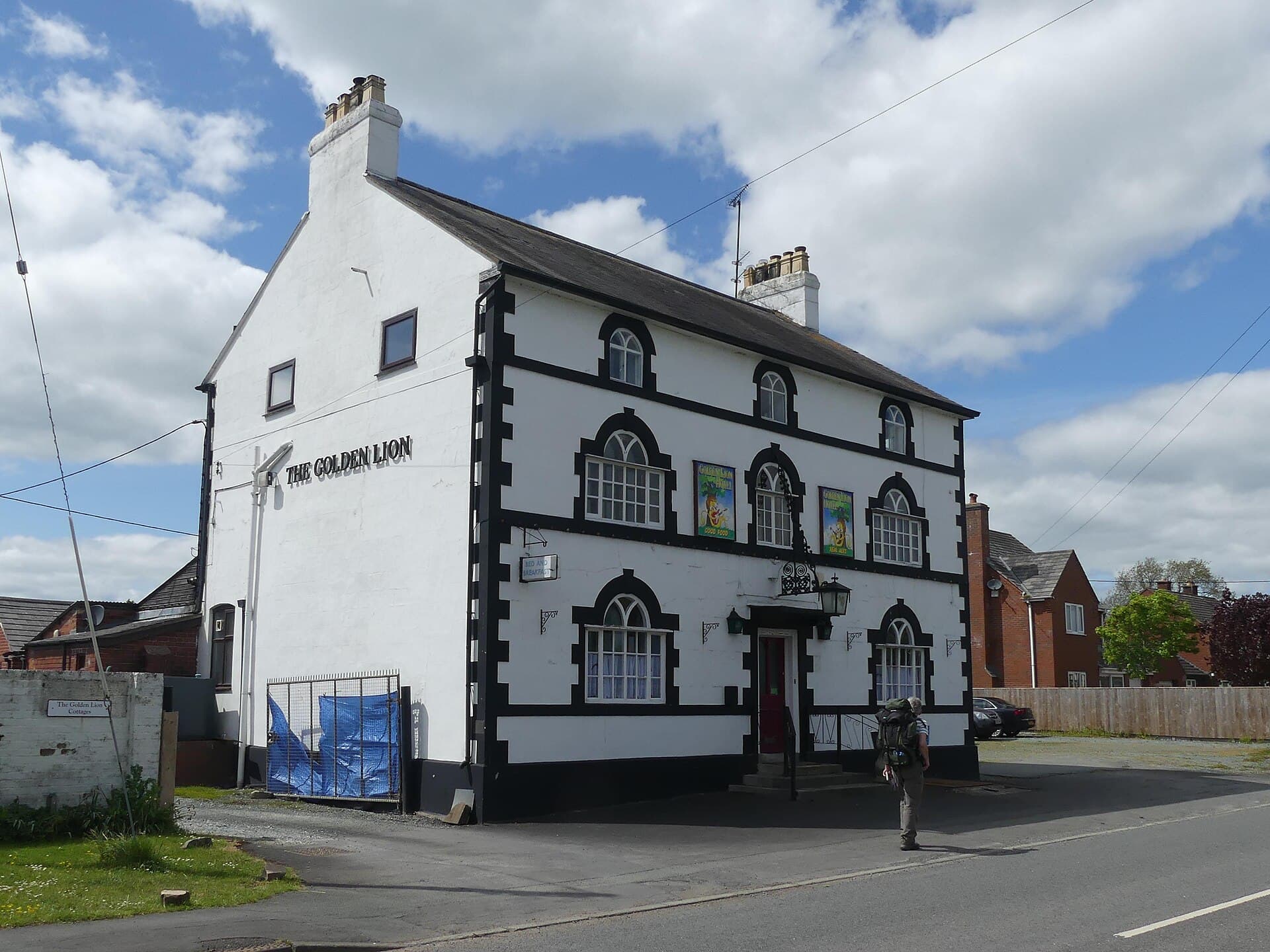 The Golden Lion Hotel (via Wikimedia Commons, CC BY-SA 4.0)