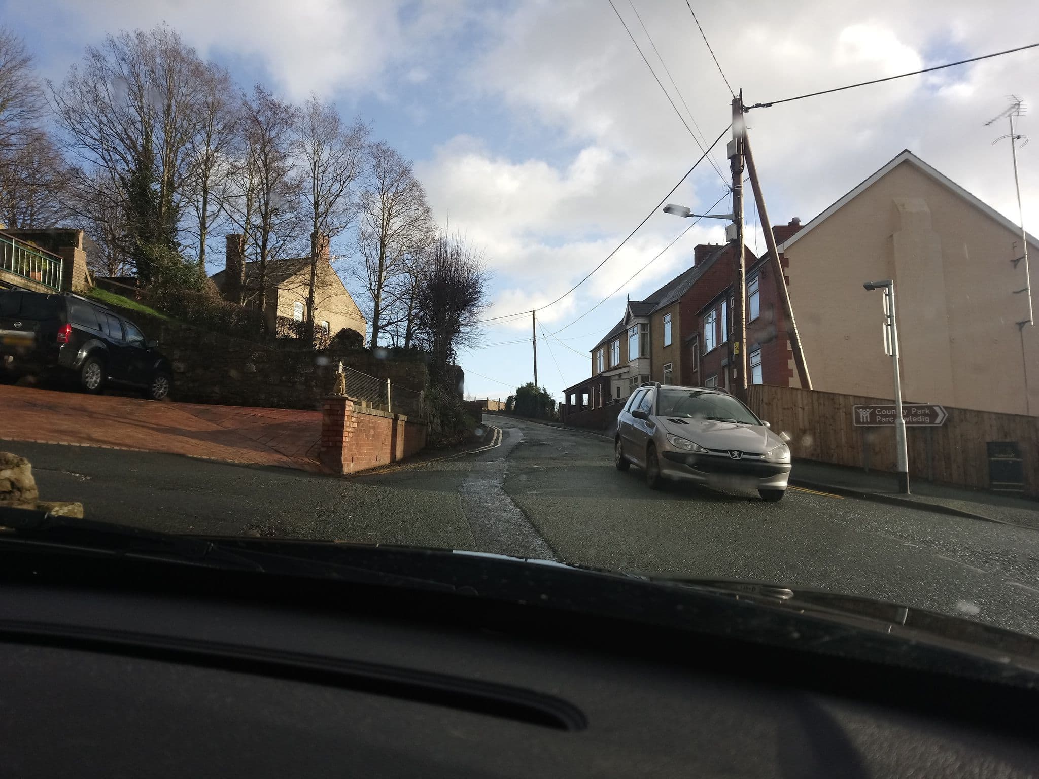 Street view near Queens Hotel, Ruabon — © trigpoint (CC BY-SA · Mapillary)