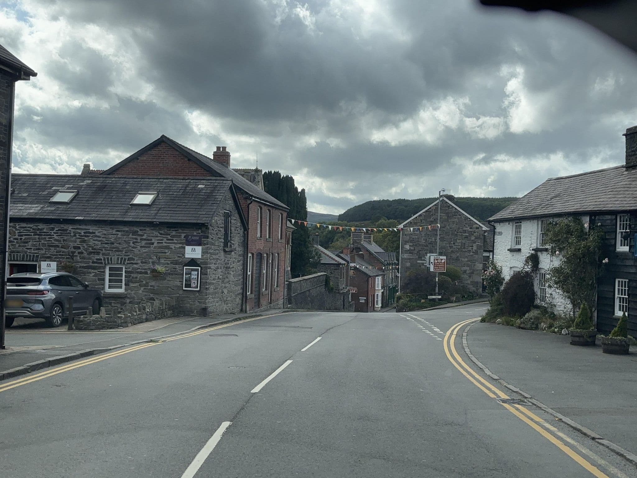 Street view near The Elan Hotel, Rhayader — © swinetown (CC BY-SA · Mapillary)