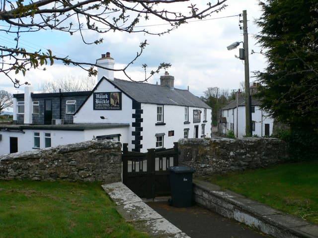 The Hawk & Buckle Inn (via Wikimedia Commons, CC BY-SA 2.0)