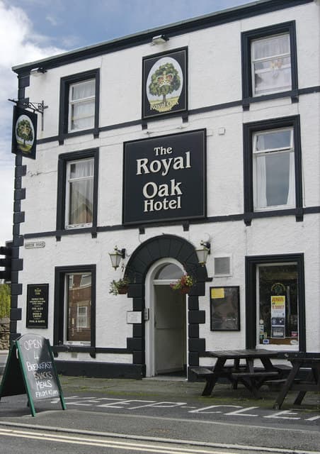 The Royal Oak Hotel (via Wikimedia Commons, CC BY-SA 2.0)