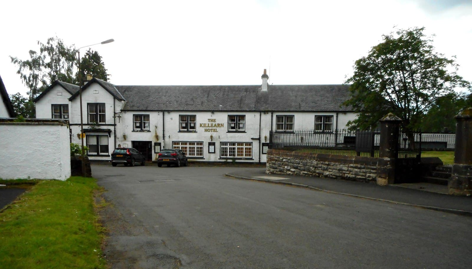 The Killearn Hotel (via Wikimedia Commons, CC BY-SA 2.0)