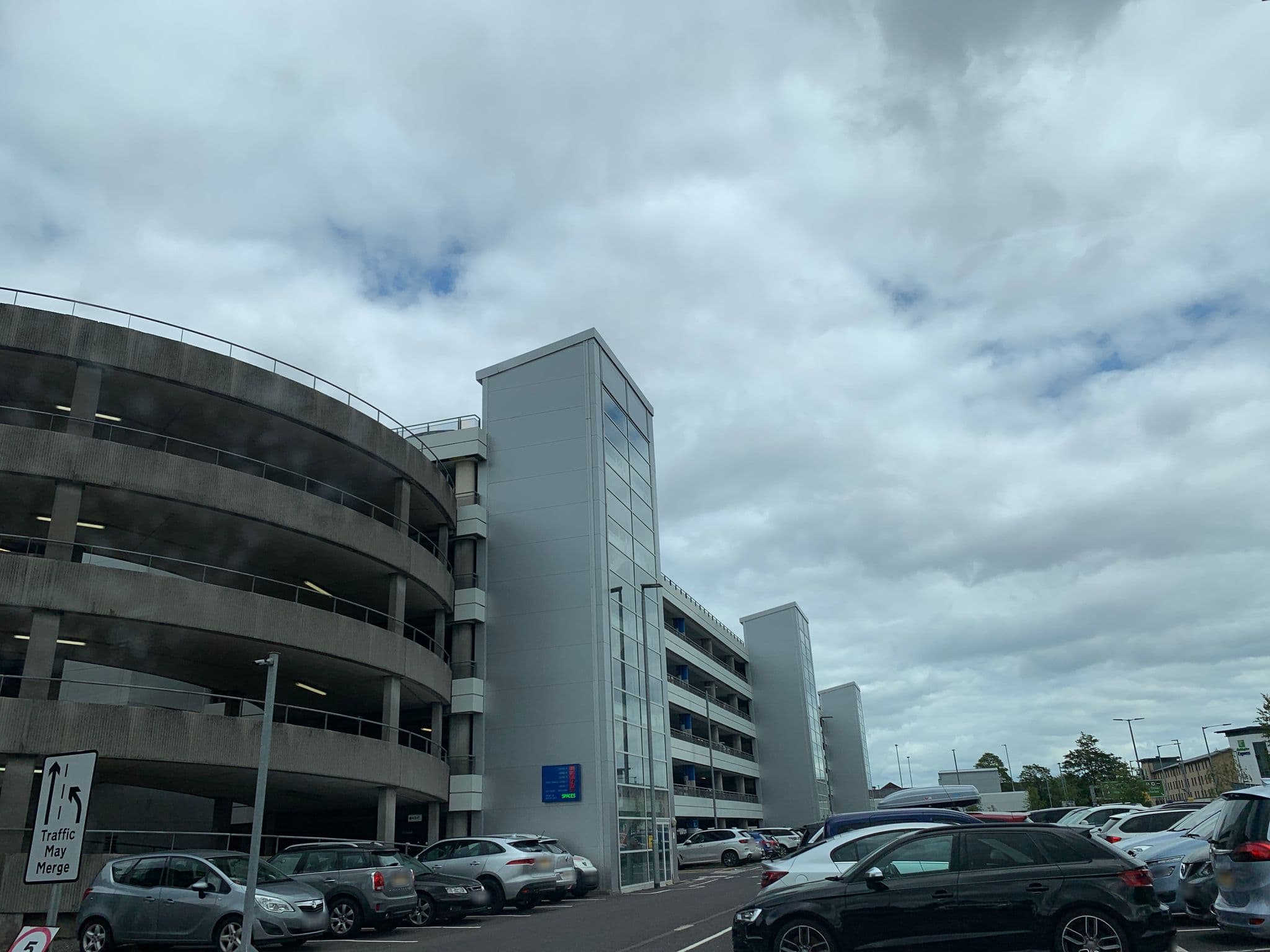 Street view near The Sahara, Renfrew — © gmc (CC BY-SA · Mapillary)
