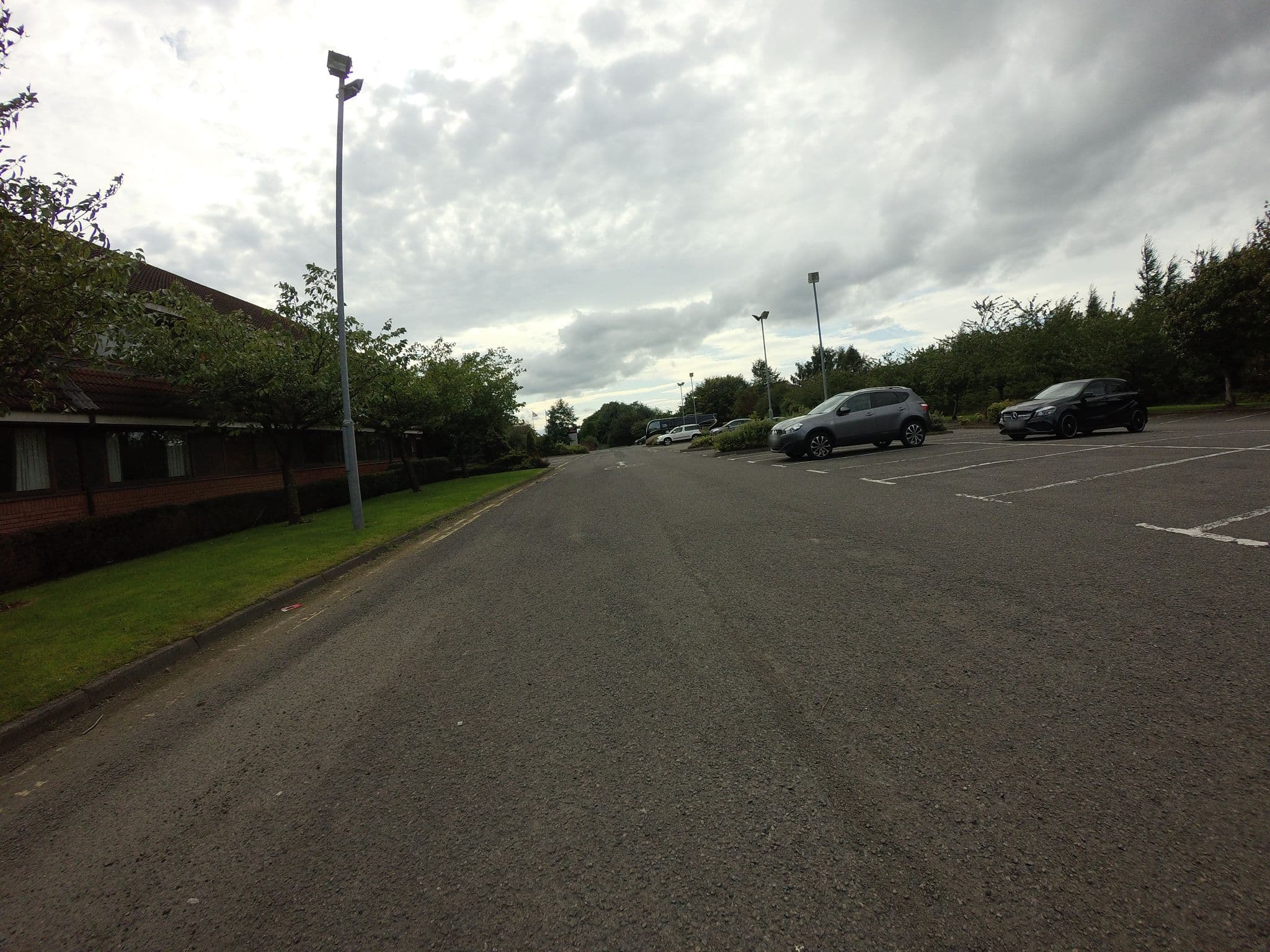 Street view near The Hilton National Livingston, Mid Calder — © hobgoblin (CC BY-SA · Mapillary)