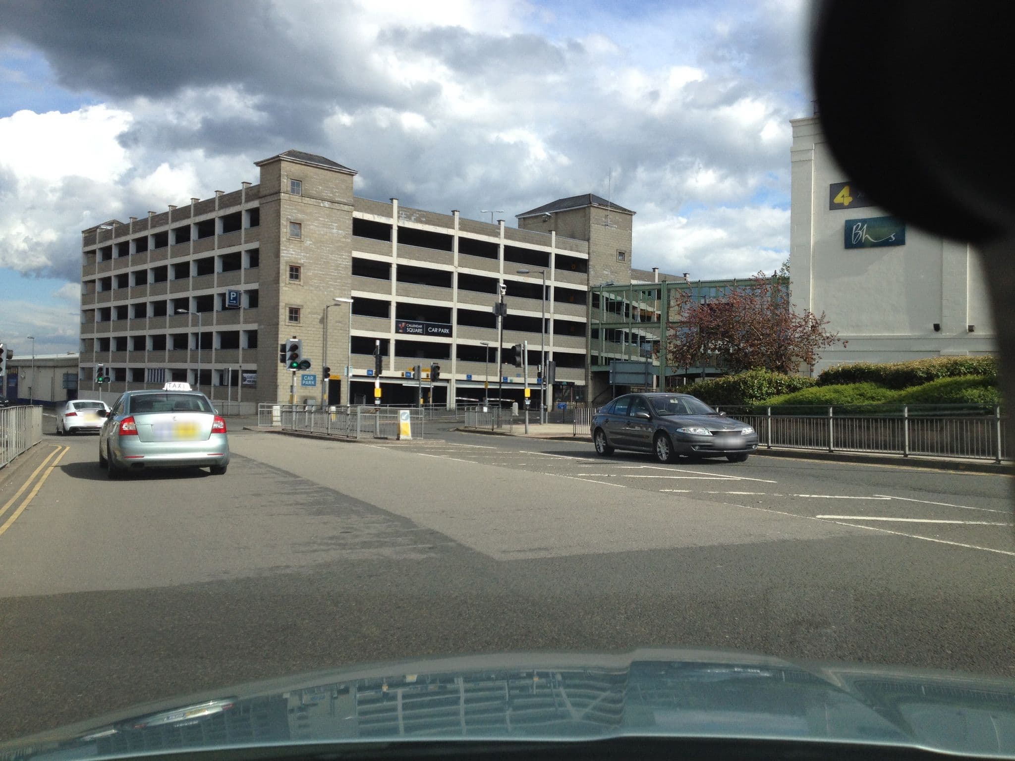 Street view near Iskhandar's Heart, Falkirk — © hobgoblin (CC BY-SA · Mapillary)