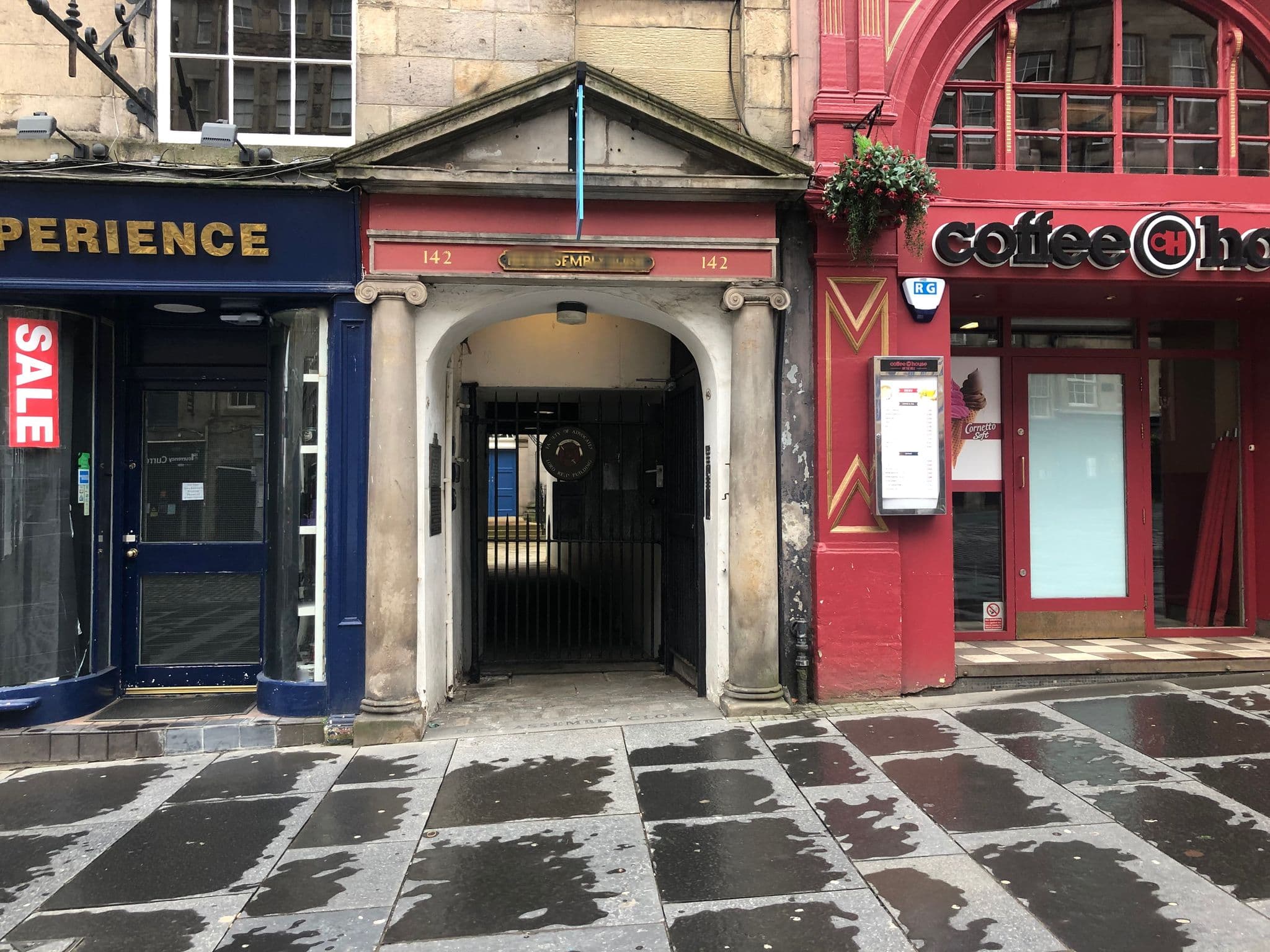 Street view near Apartments Royal, Edinburgh — © drnoble (CC BY-SA · Mapillary)