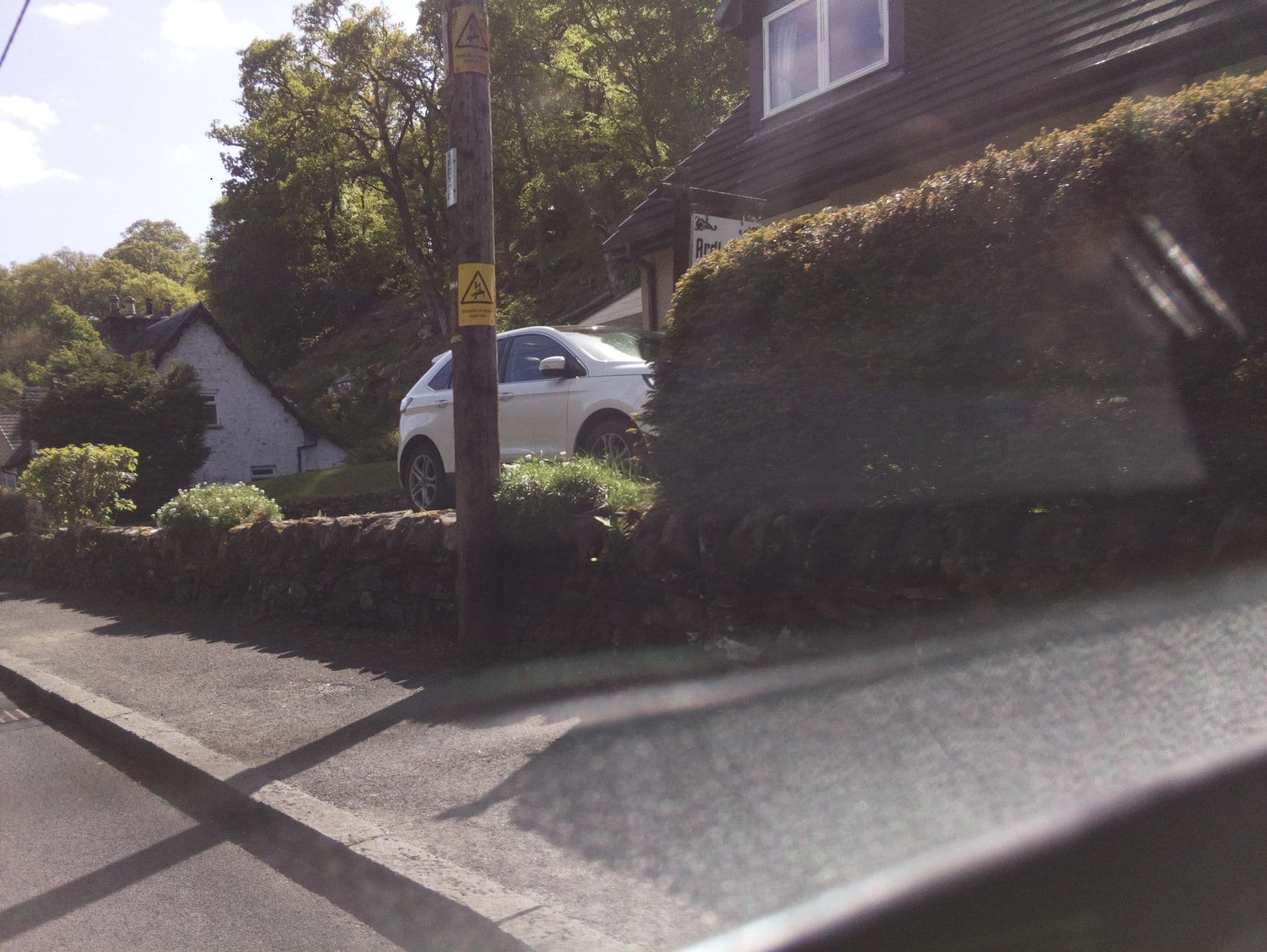 Street view near Ardlochay Lodge, Comrie — © southglos (CC BY-SA · Mapillary)